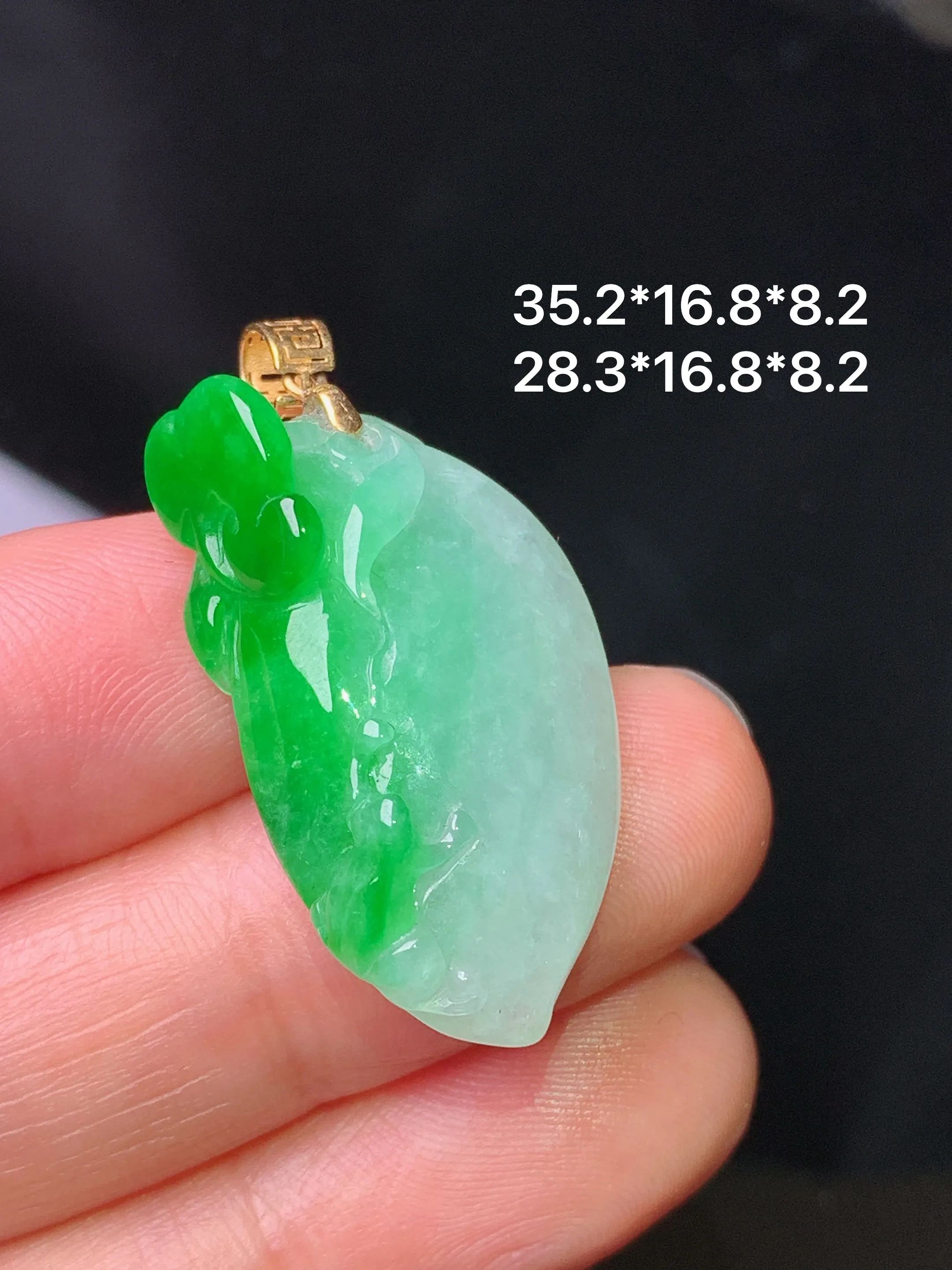 18k金镶嵌飘绿如意吊坠 玉质细腻 色泽艳丽清新 整体尺寸35.2*16.8*8.2