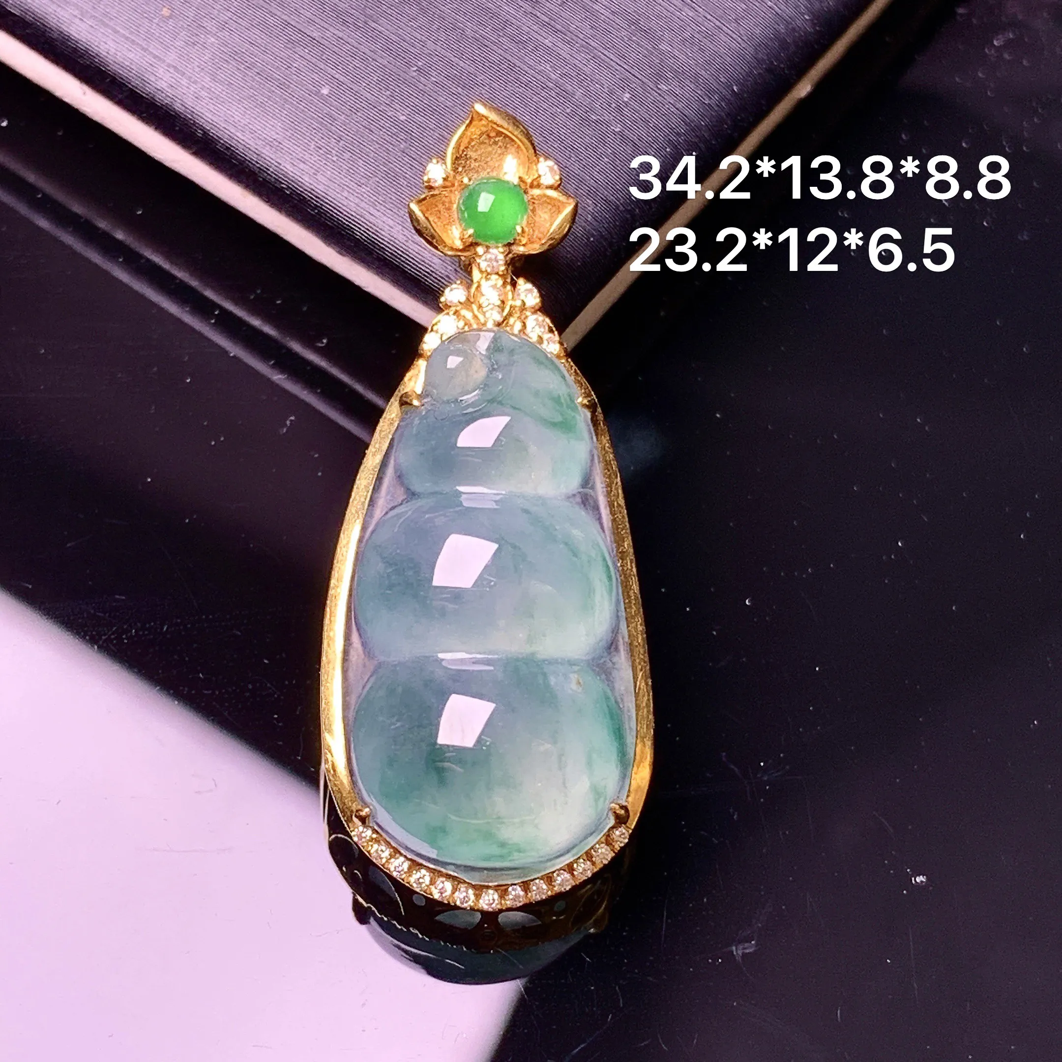 18k金镶嵌冰种四季豆吊坠 玉质细腻 色泽艳丽清新 整体尺寸34.2*13.8*8.8