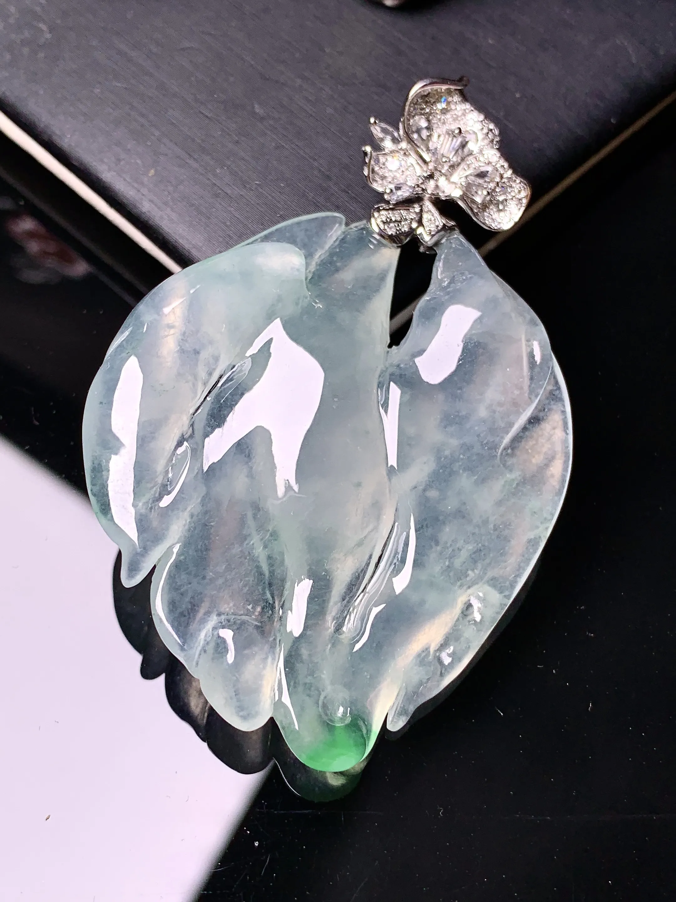 18k金钻镶嵌冰种翅膀吊坠 玉质细腻 色泽艳丽清新 整体尺寸57.5*37*8