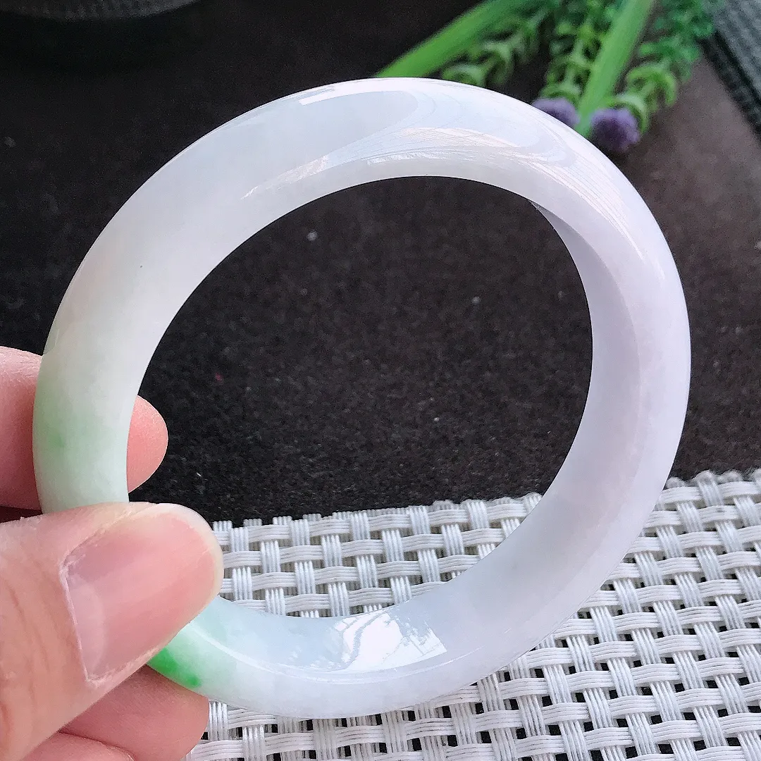 实拍A货翡翠57.5/13.3/8.8老坑精美飘阳绿白底青手镯宽边玉镯手环