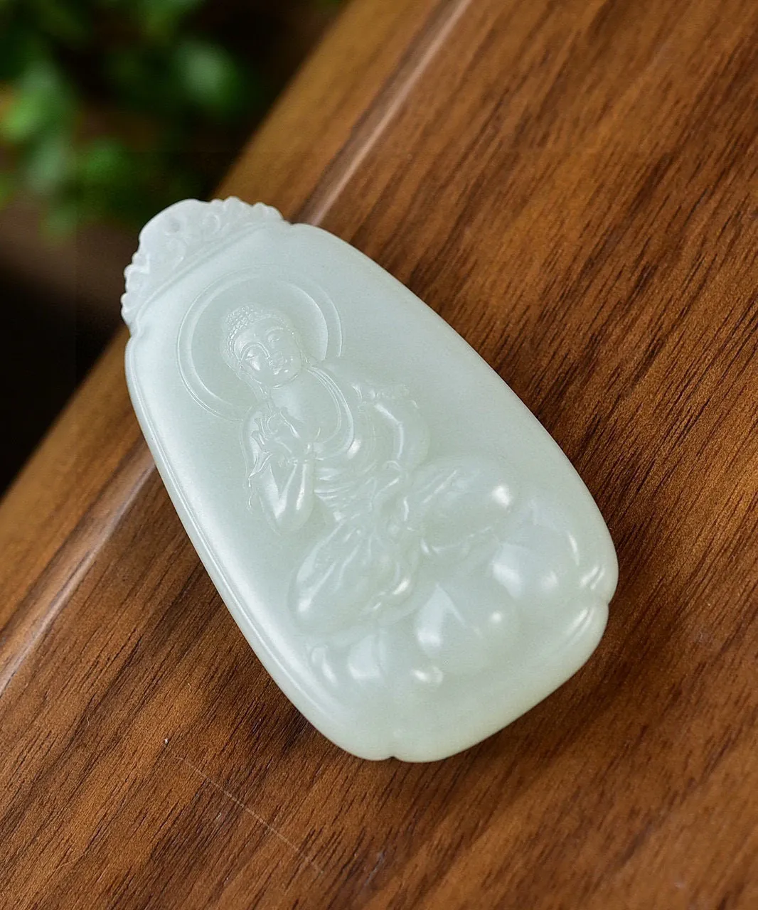 天然和田玉.羊脂玉.阿弥陀佛.玉牌.属狗和属猪的守护神.玉质油润.雕琢精美.阿弥陀佛是佛教中慈悲与智慧的象征 有求必应 福泽世间.菩萨护佑.一生平安.品质保证.全国复检.尺寸5 9.8/33.3/12.1重42.71克