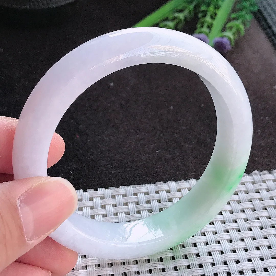 实拍A货翡翠57.5/13.3/8.8老坑精美飘阳绿白底青手镯宽边玉镯手环