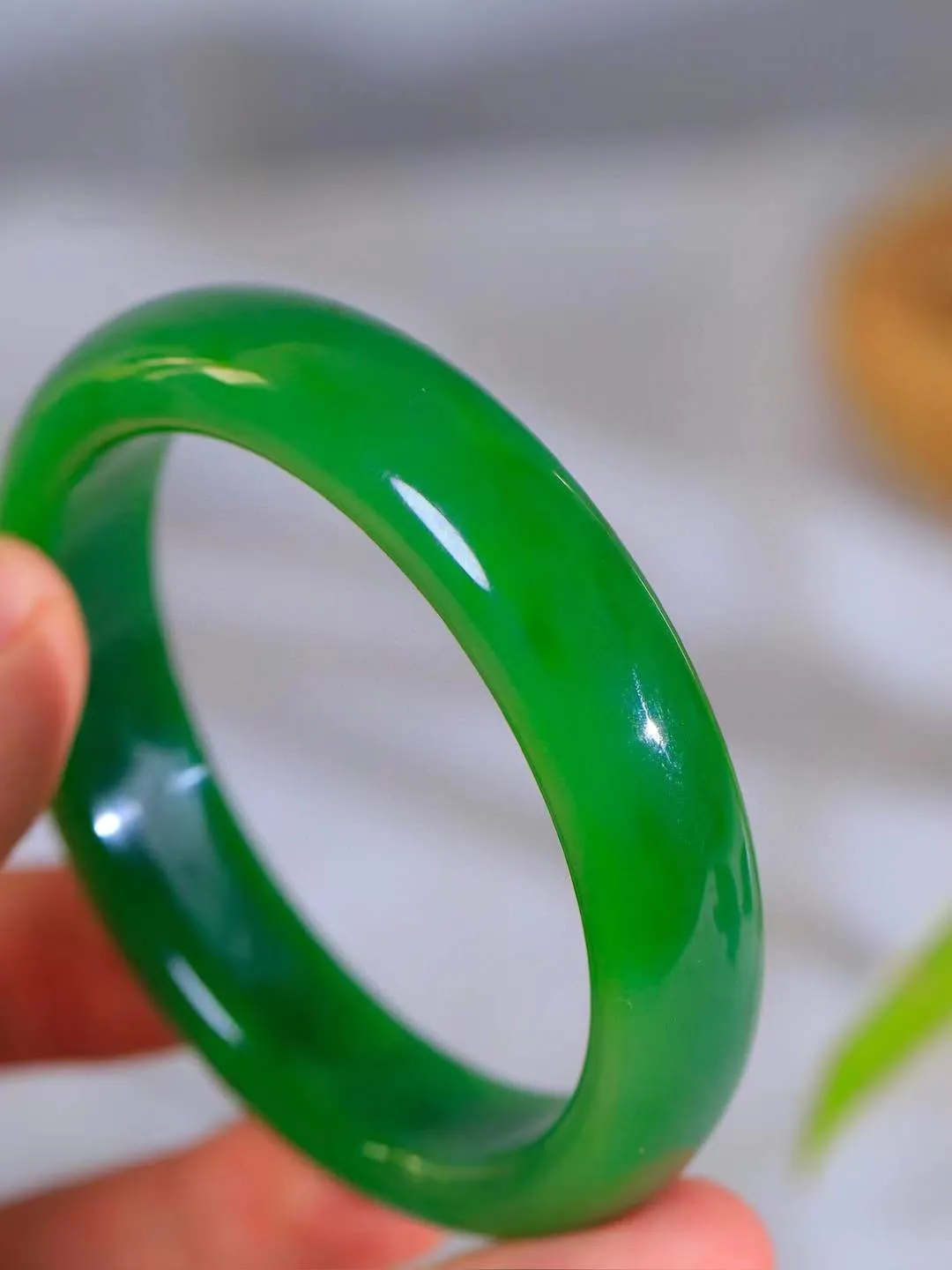 [温润如玉.手镯]

收藏级臻品和田玉碧玉手镯。玉质温润细腻 油性十足 手感舒适，高华雅逸，线条流畅，简约大气，美自天成，素雅高贵。佩戴于腕间，婉约之美，举手投足间透出那份低调奢华。重62.8克 内径58.5mm尺寸14-8.5mm 7817814A