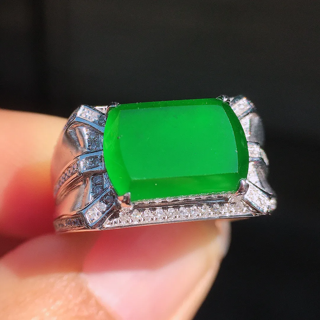 阳绿马鞍戒指，色泽均匀艳丽，玉质细腻，荧光感超
强，饱满圆润，尽显优雅气质，18k
金豪华镶嵌