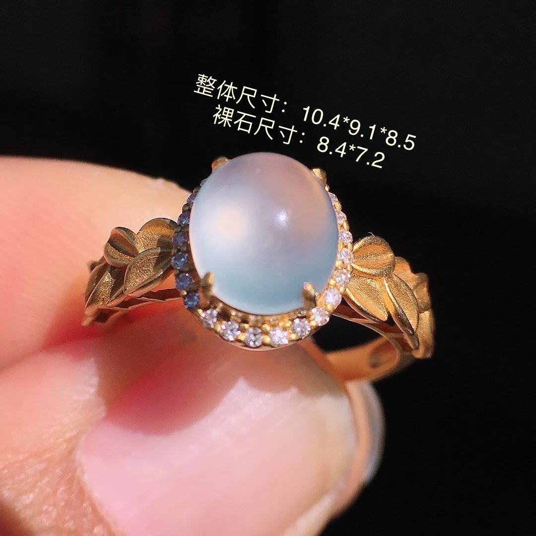 冰种蛋面戒指，玉质细腻，荧光感超
强，饱满圆润，尽显优雅气质，18k
金豪华镶嵌