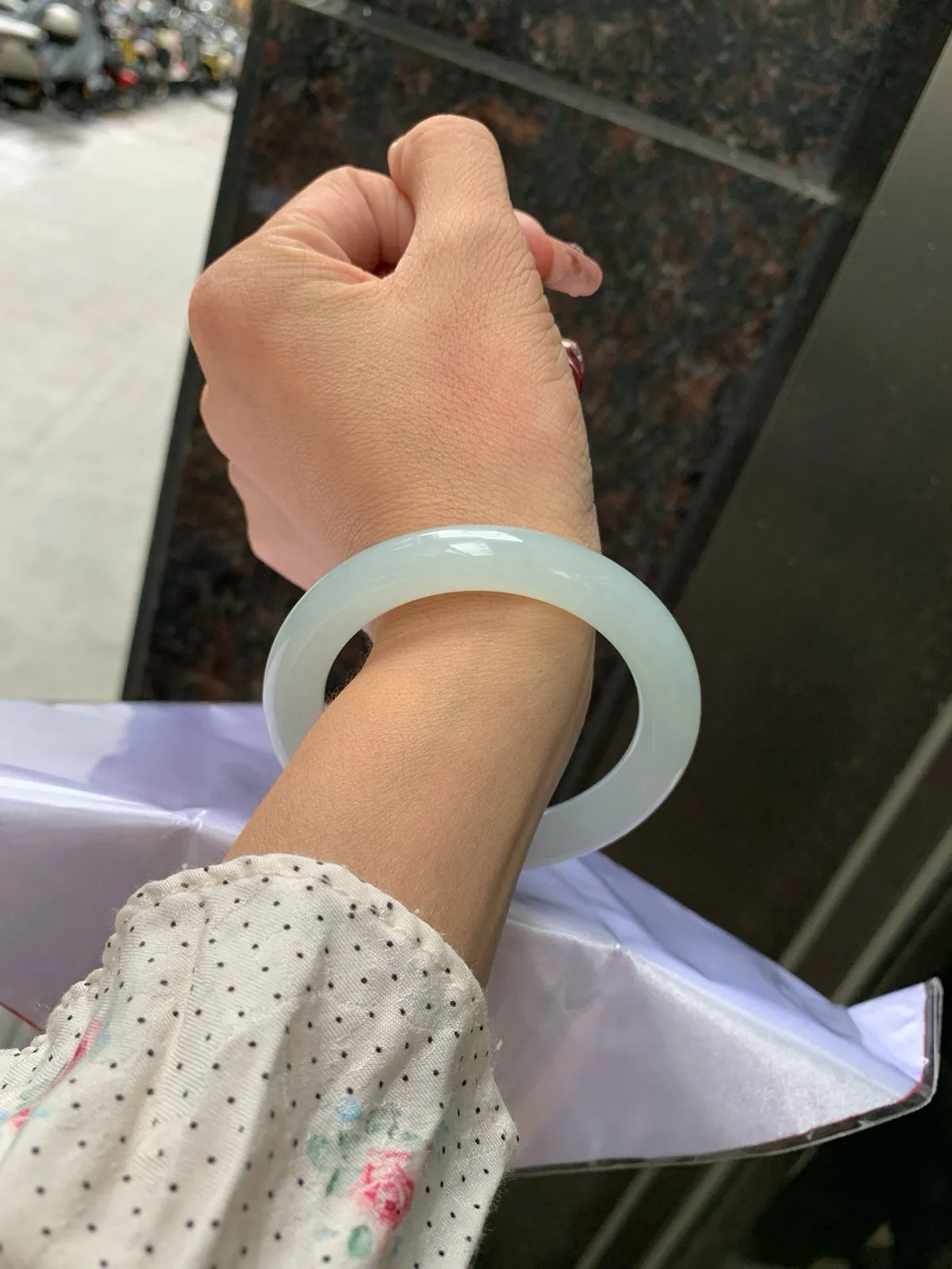 圆镯53.3圈口，翡翠冰种淡绿色手镯