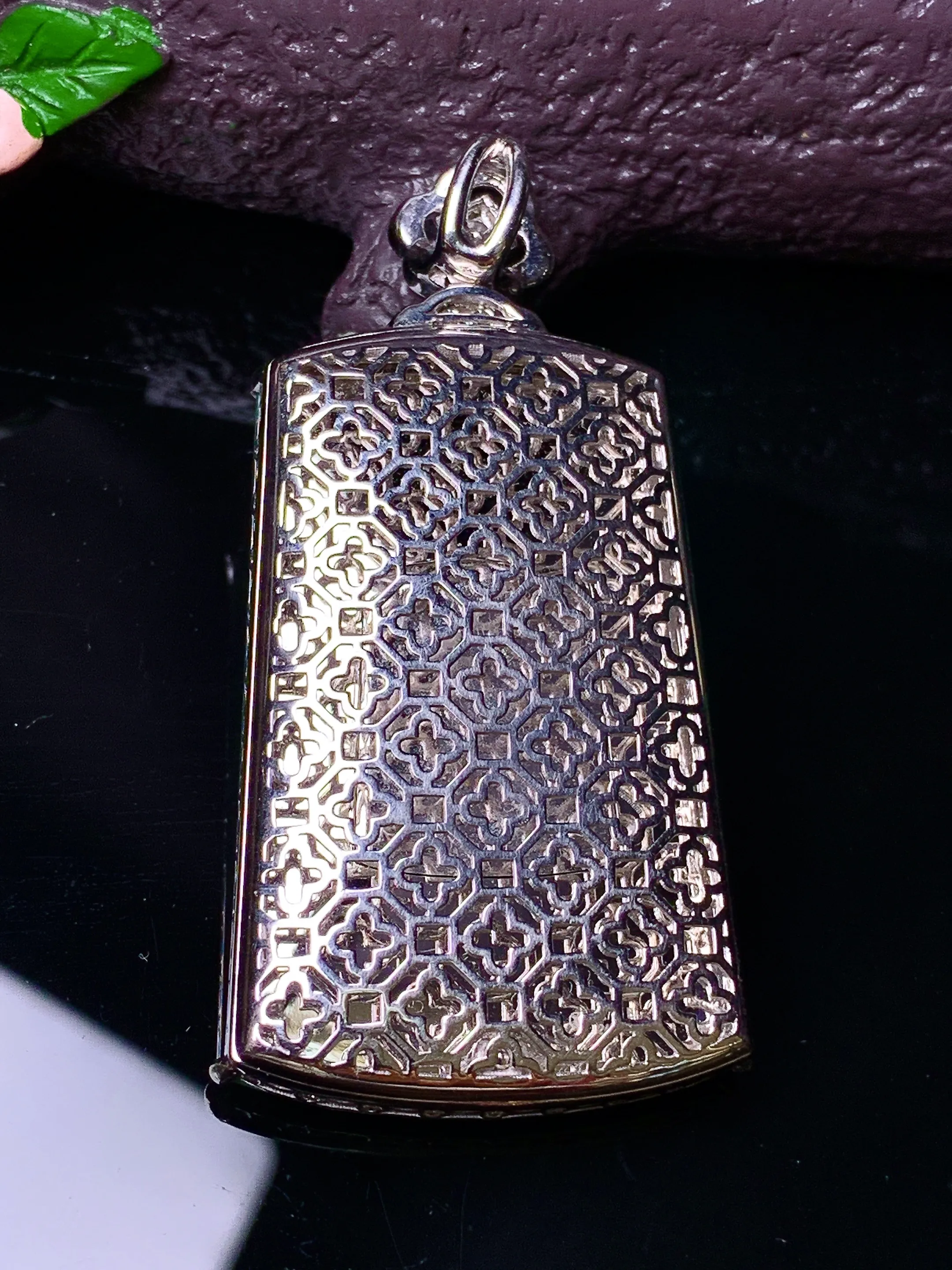 18k金镶嵌翠绿无事牌吊坠 玉质细腻 色泽艳丽清新 整体尺寸52.5*25*7