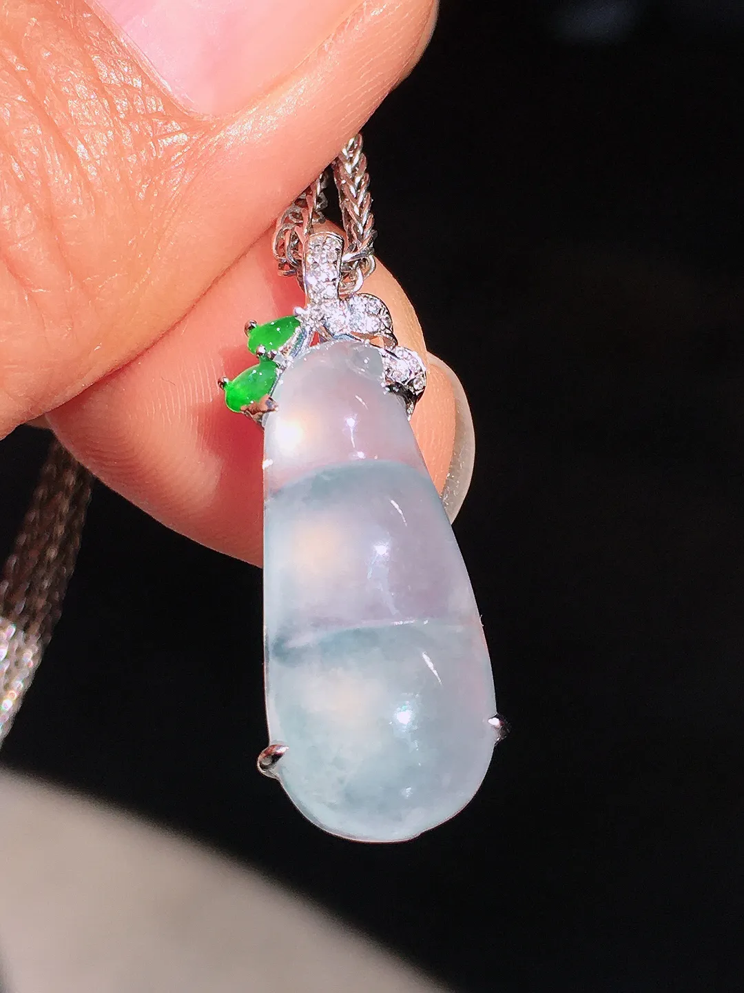 冰种福豆吊坠，玉质细腻，荧光感超
强，饱满圆润，尽显优雅气质，18k
金豪华镶嵌