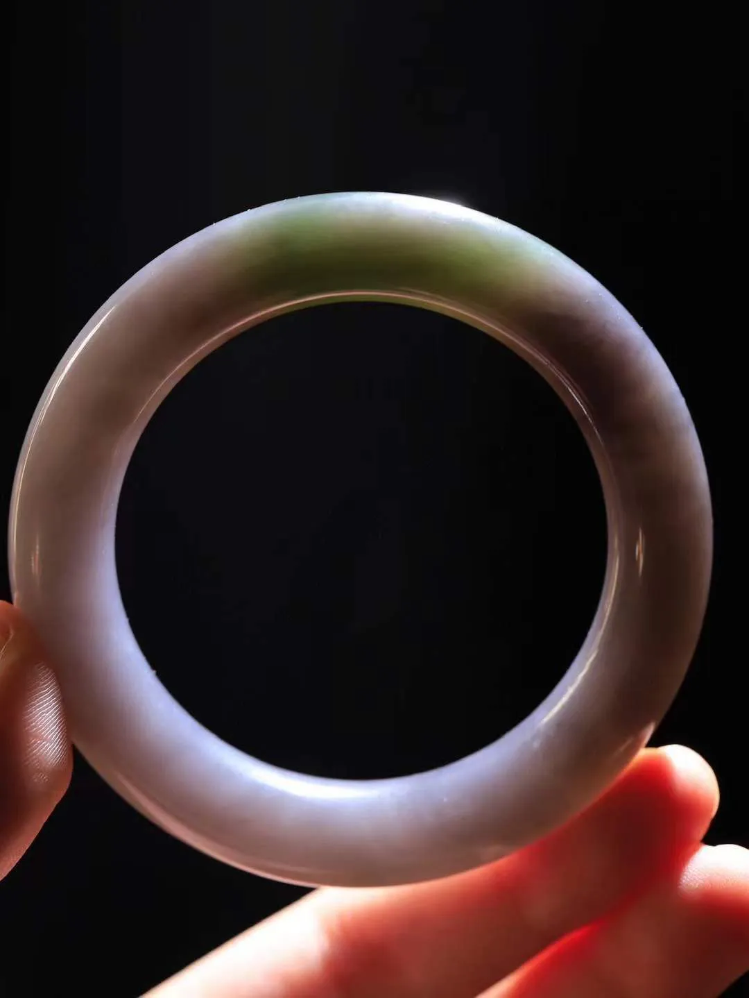 （一见倾心.手镯）

精品和田玉烟紫双色圆条手镯，玉质温润细腻 油性十足 手感舒适，高华雅逸，线条流畅，简约大气，美自天成，素雅高贵。佩戴于腕间，婉约之美，举手投足间透出那低调奢华。重67.8克  尺寸54-11.8-11.8mm  5610836A