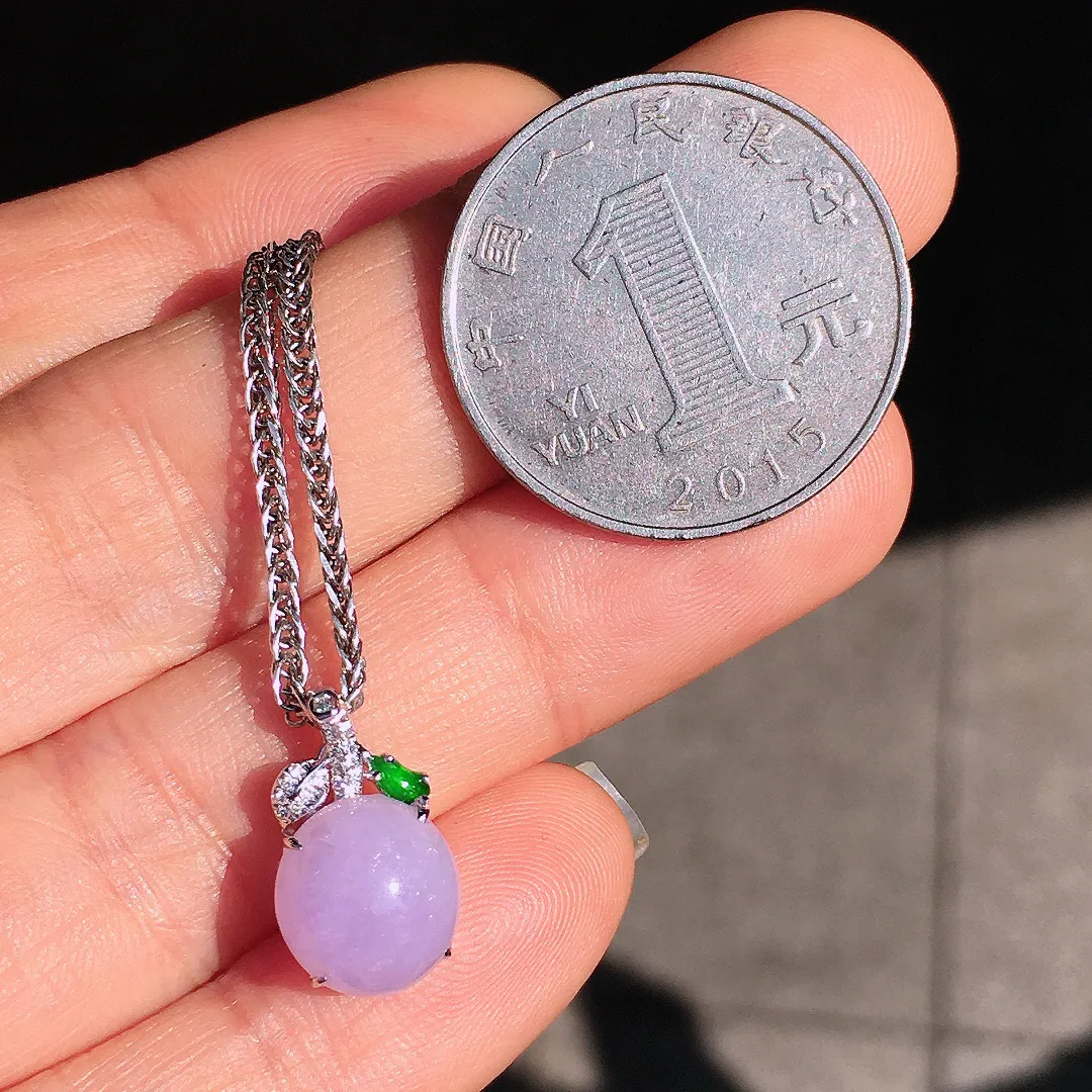 紫罗兰蛋面吊坠，色泽均匀艳丽，玉质细腻，荧光感超
强，饱满圆润，尽显优雅气质，18k
金豪华镶嵌