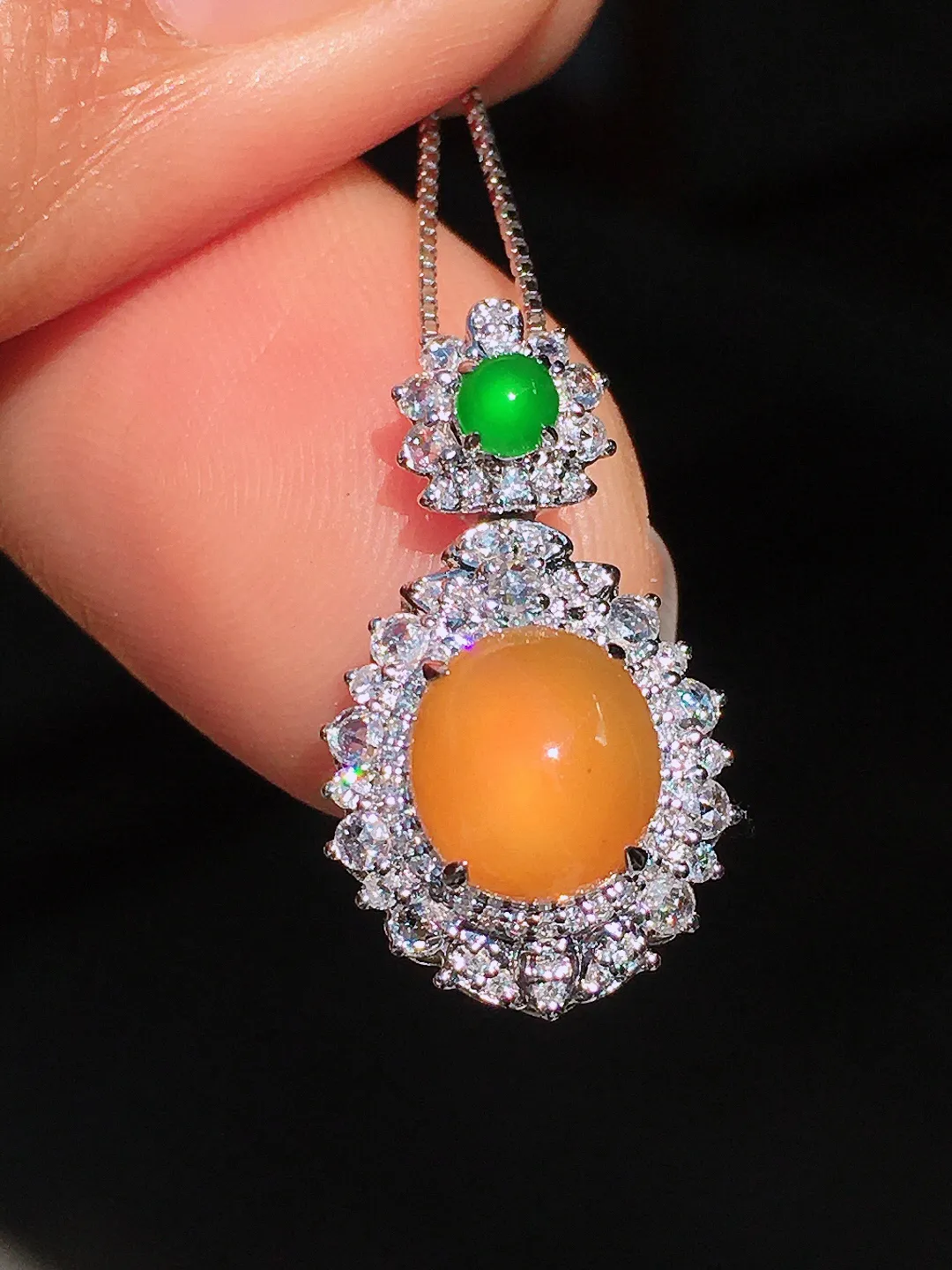 黄翡蛋面吊坠，色泽均匀艳丽，玉质细腻，荧光感超
强，饱满圆润，尽显优雅气质，18k
金豪华镶嵌