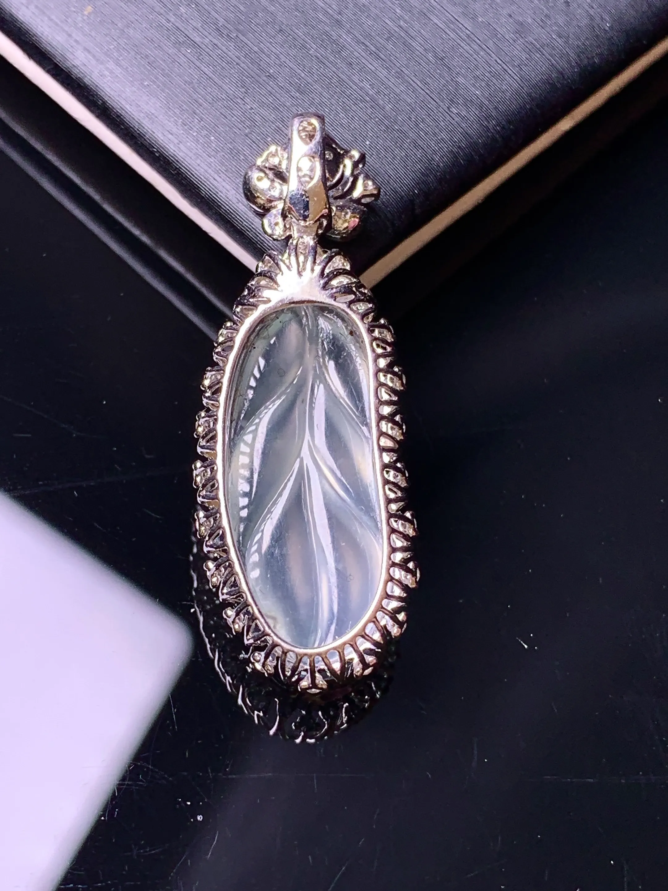 18k金钻镶嵌冰种树叶吊坠 玉质细腻 色泽艳丽清新 整体尺寸33.2*12*7.7