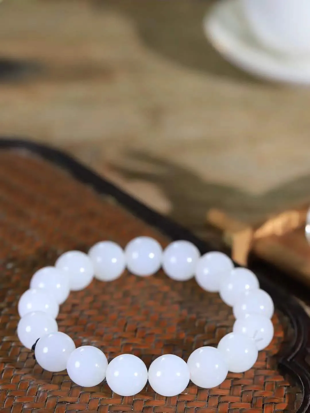 【珠圆玉润.手串】

精品️和田玉白玉珠圆玉润手串 玉质温润细腻  整串打磨圆润，佩戴舒适。珠珠落