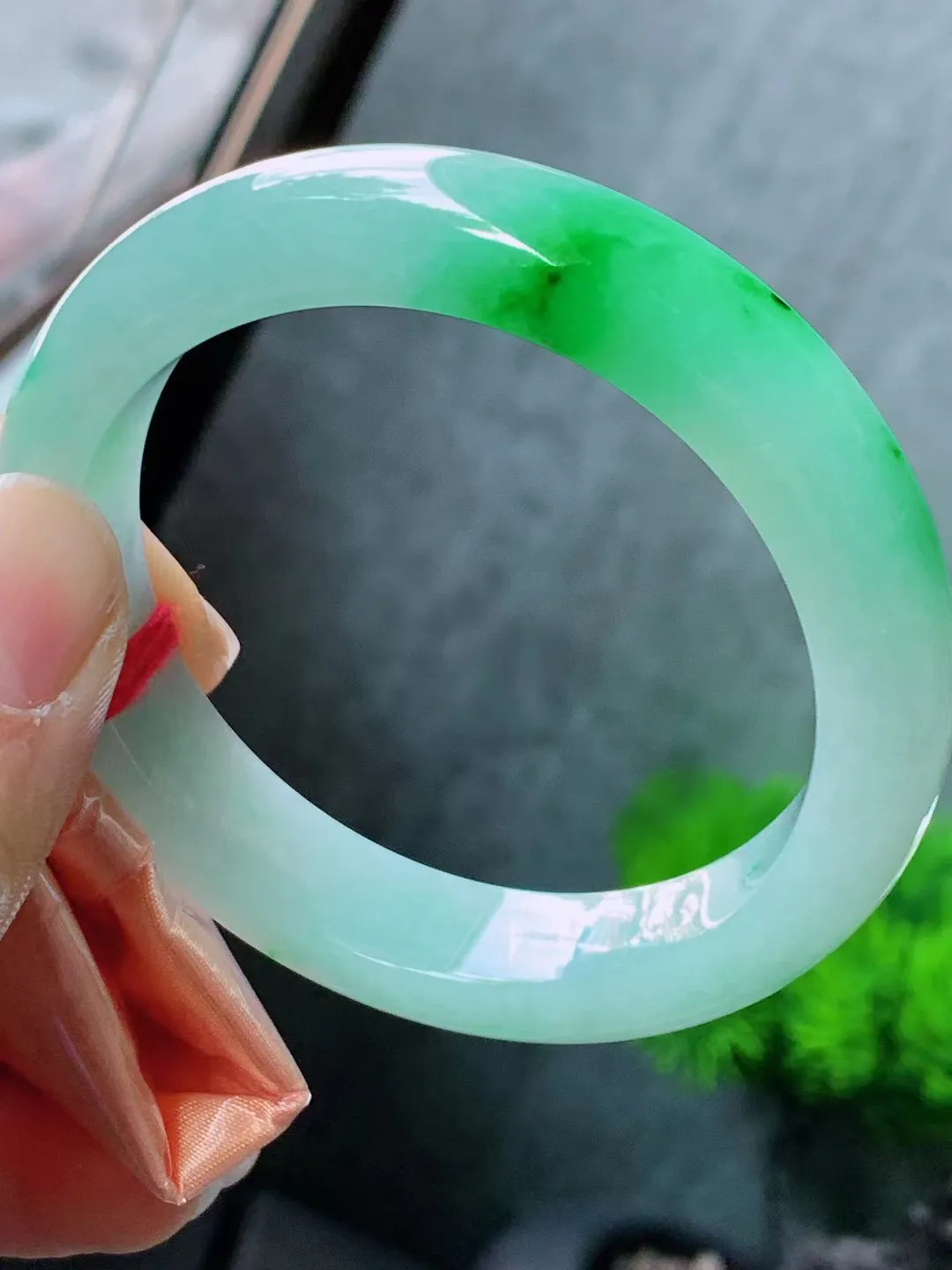 【翡翠名称】老种冰飘绿55.8正圈口手镯
【翡翠尺寸】55.8/12.3/8.6适合正圈口佩戴
【翡翠描述】宝贝种老水足，玉质细腻，色泽靓丽，性价比高，佩戴效果好！
【其它赠送】权威证书/精美挂绳盒子/支持全国复检