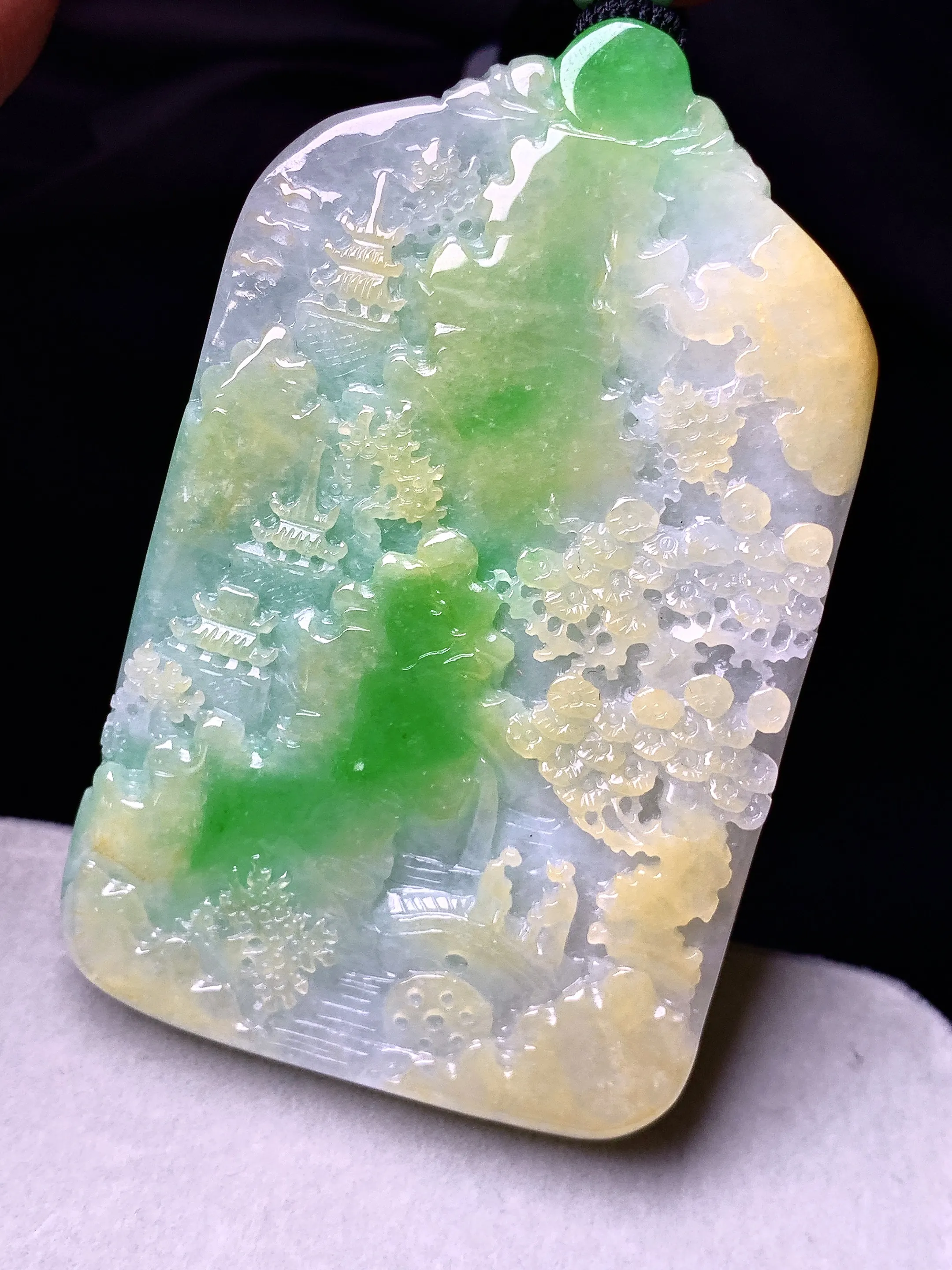 飘黄绿山水牌子吊坠 玉质细腻 色泽艳丽清新 整体尺寸72*44.8*8.8
