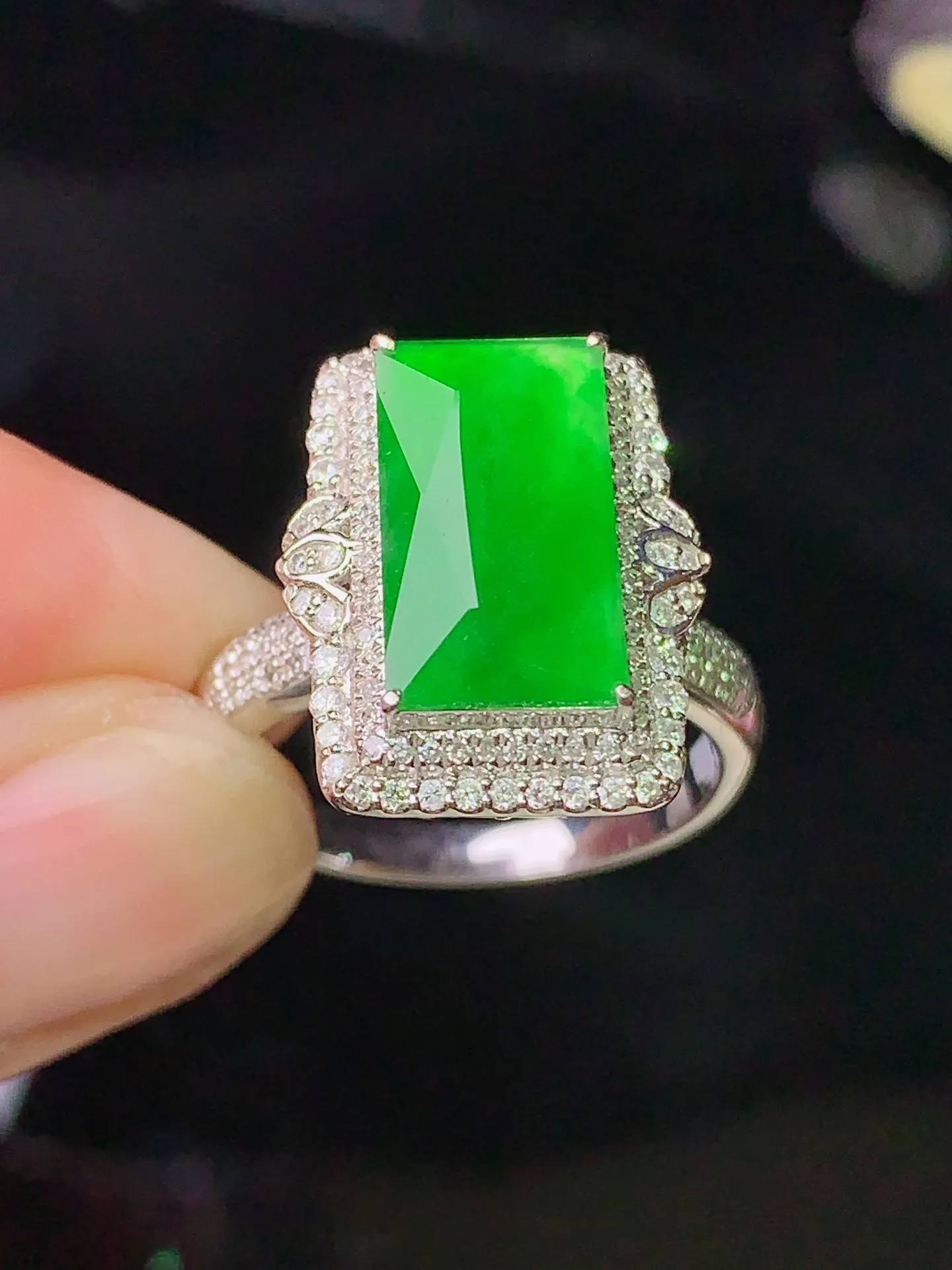 18k金钻镶嵌满绿菱形马鞍戒指 玉质细腻 色泽艳丽清新 圈口14.5 整体尺寸17*13.7*8.6