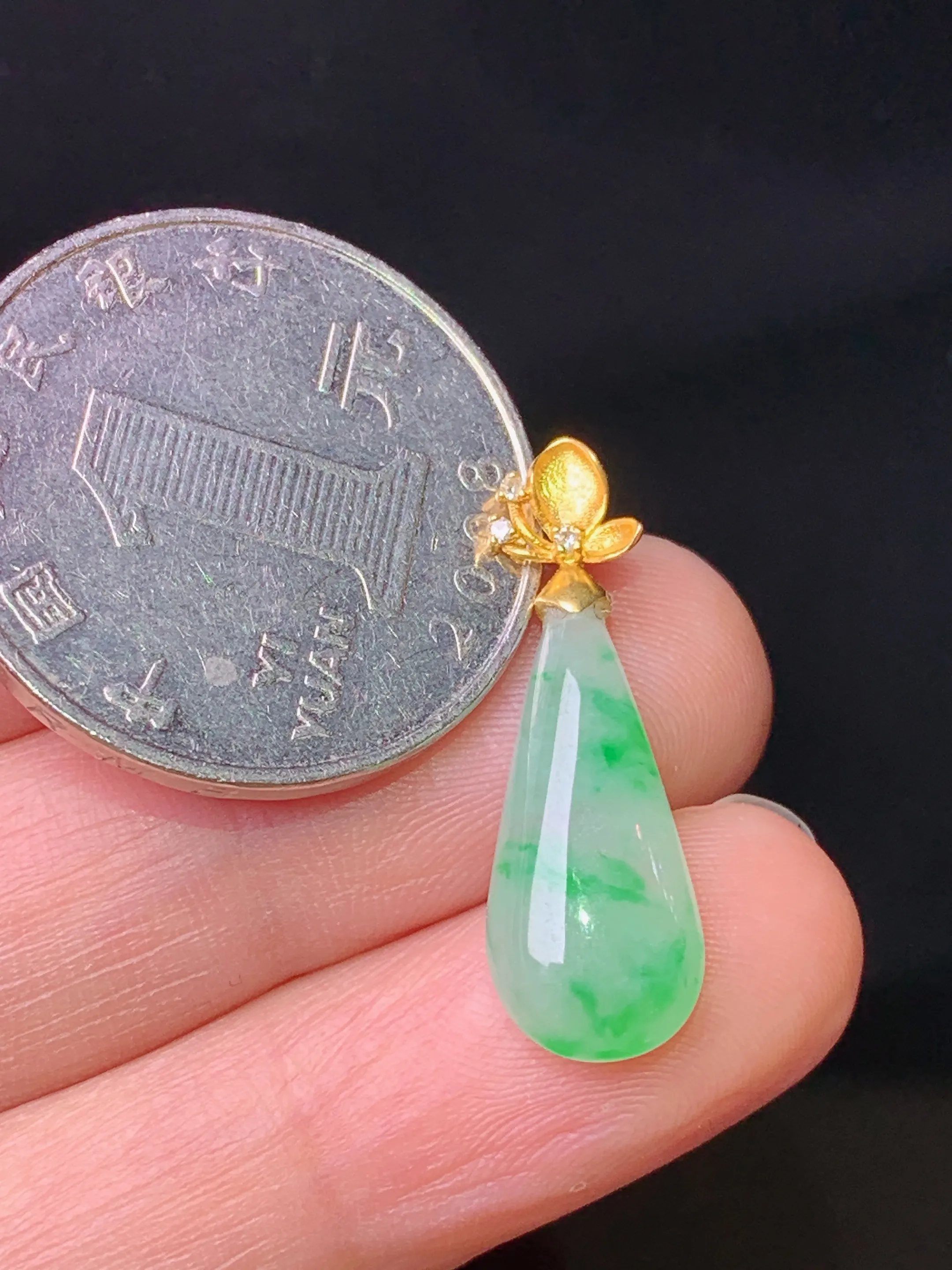 18k金钻镶嵌飘绿水滴吊坠 玉质细腻 色泽艳丽清新 整体尺寸25.3*8.3*4.2