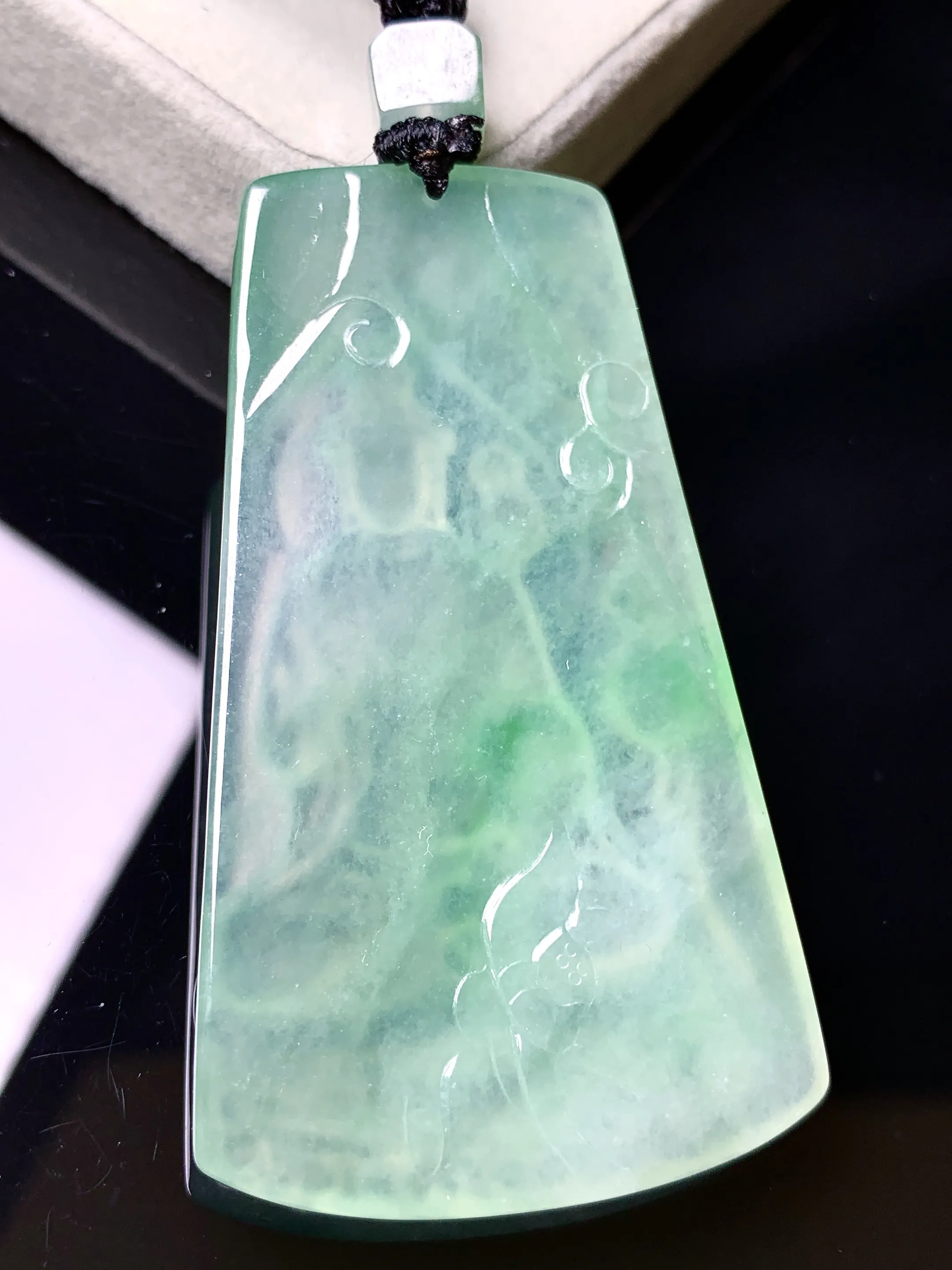 飘绿观音菩萨吊坠 玉质细腻 色泽艳丽清新 整体尺寸62.3*35.5*5.2