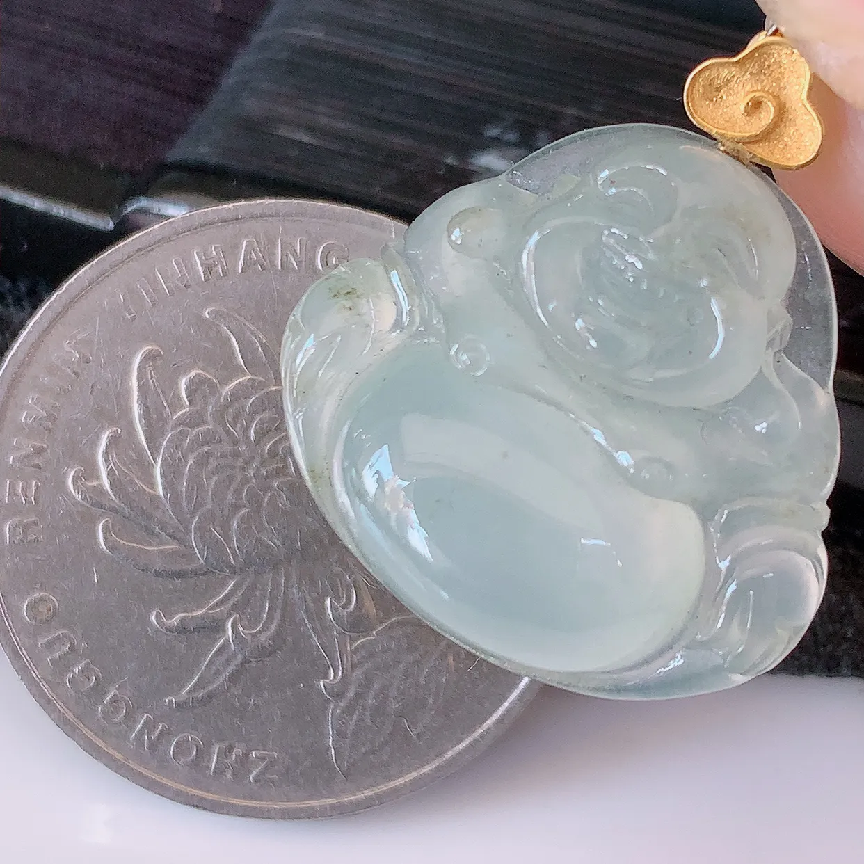 自然光实拍，18K金镶嵌冰种翡翠佛公吊坠，冰透饱满， 佛公亦保平安，寓意有福（佛公）相伴，品相佳，配戴优雅迷人！#1.7