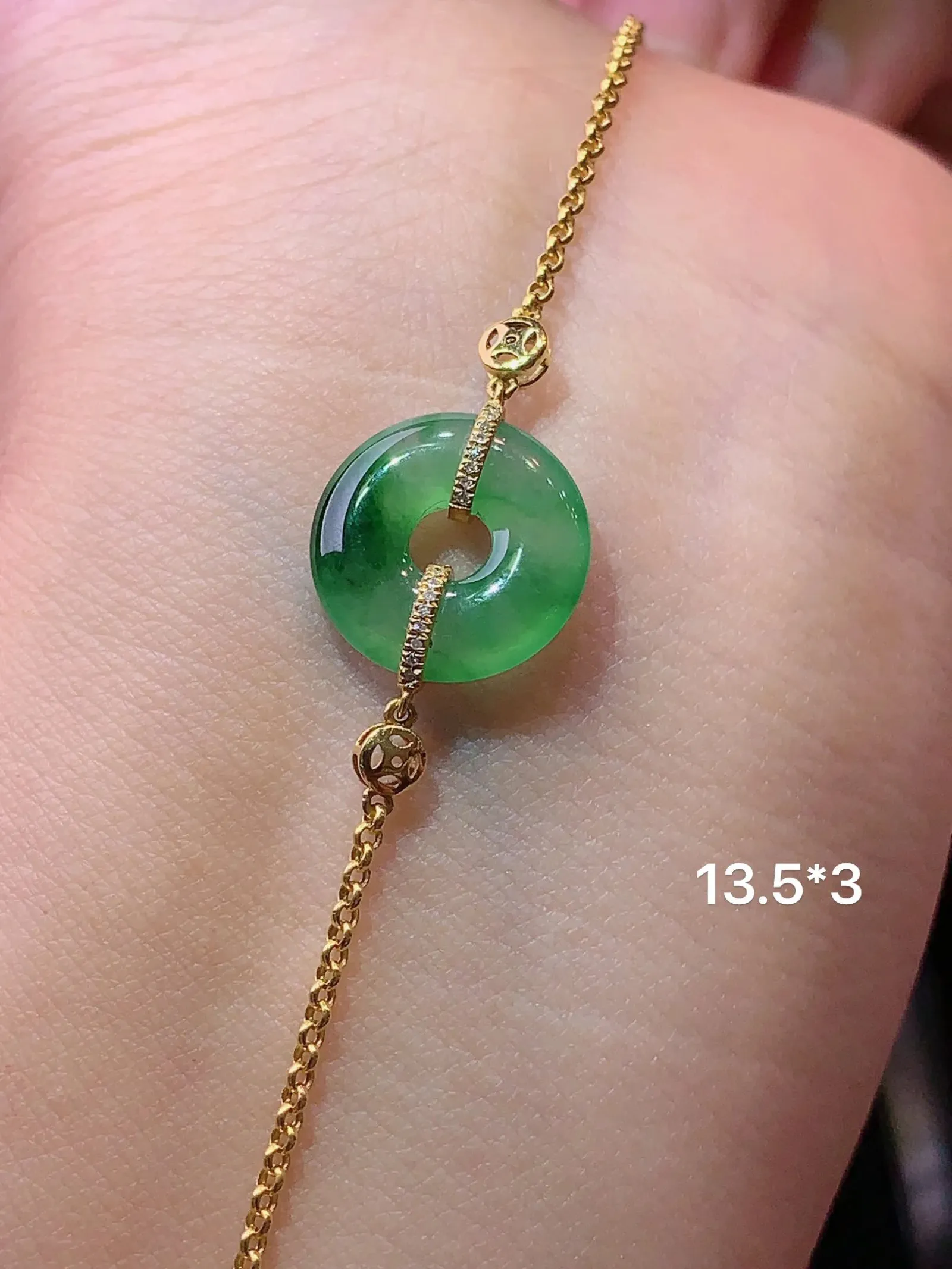 18k金镶嵌飘绿平安环手链 玉质细腻 色泽艳丽清新 整体尺寸13.5*3