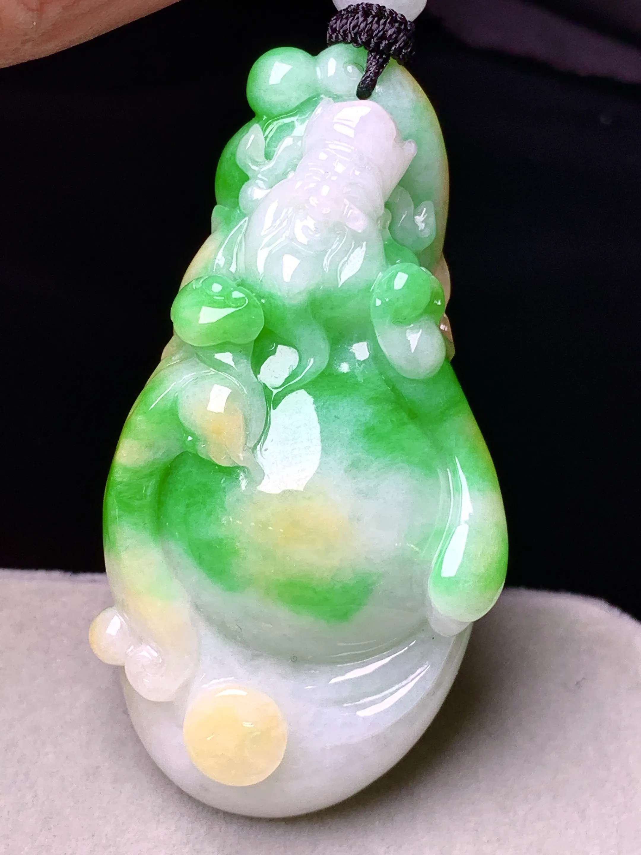 飘黄绿财神爷吊坠 玉质细腻 色泽艳丽清新 整体尺寸53.8*27.7*14.6