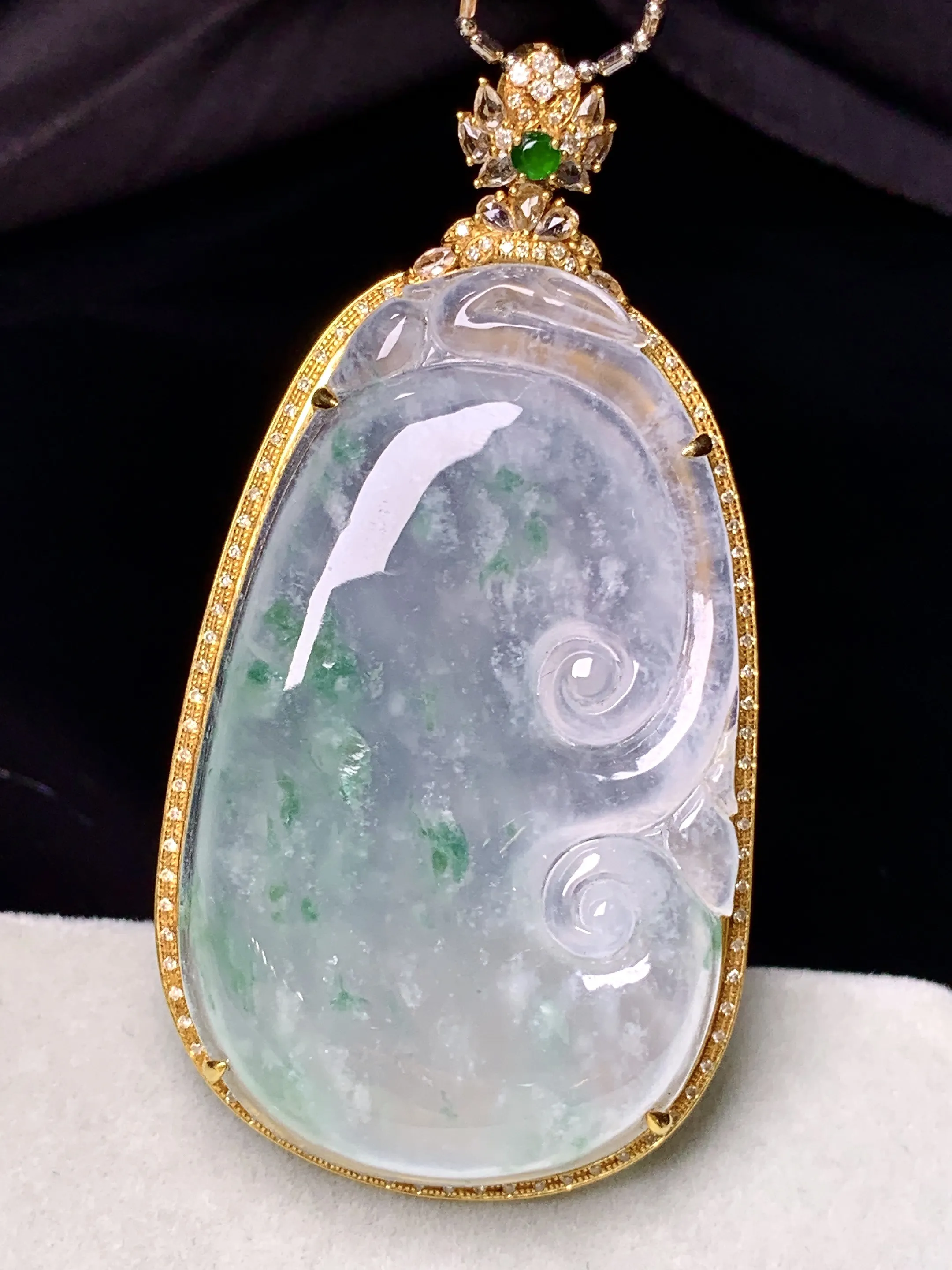 18k金钻镶嵌冰种飘花如意吊坠 玉质细腻 色泽艳丽清新 整体尺寸61.2*32*10.8