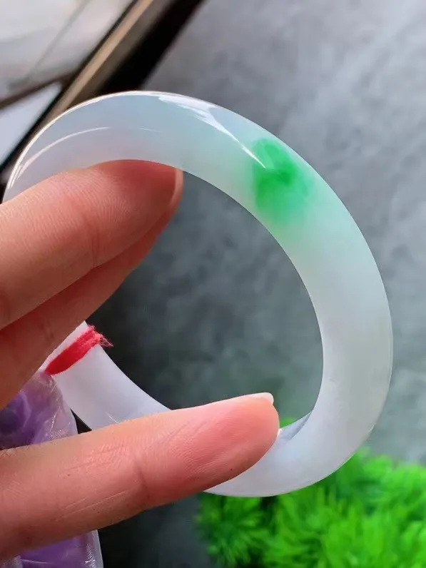 【翡翠名称】老种冰飘绿54.6正圈口手镯
【翡翠尺寸】适合54-55正圈口佩戴
【翡翠描述】宝贝种老水足，玉质细腻，色泽靓丽，性价比高，佩戴效果好！
【其它赠送】权威证书/精美挂绳盒子/支持全国复检