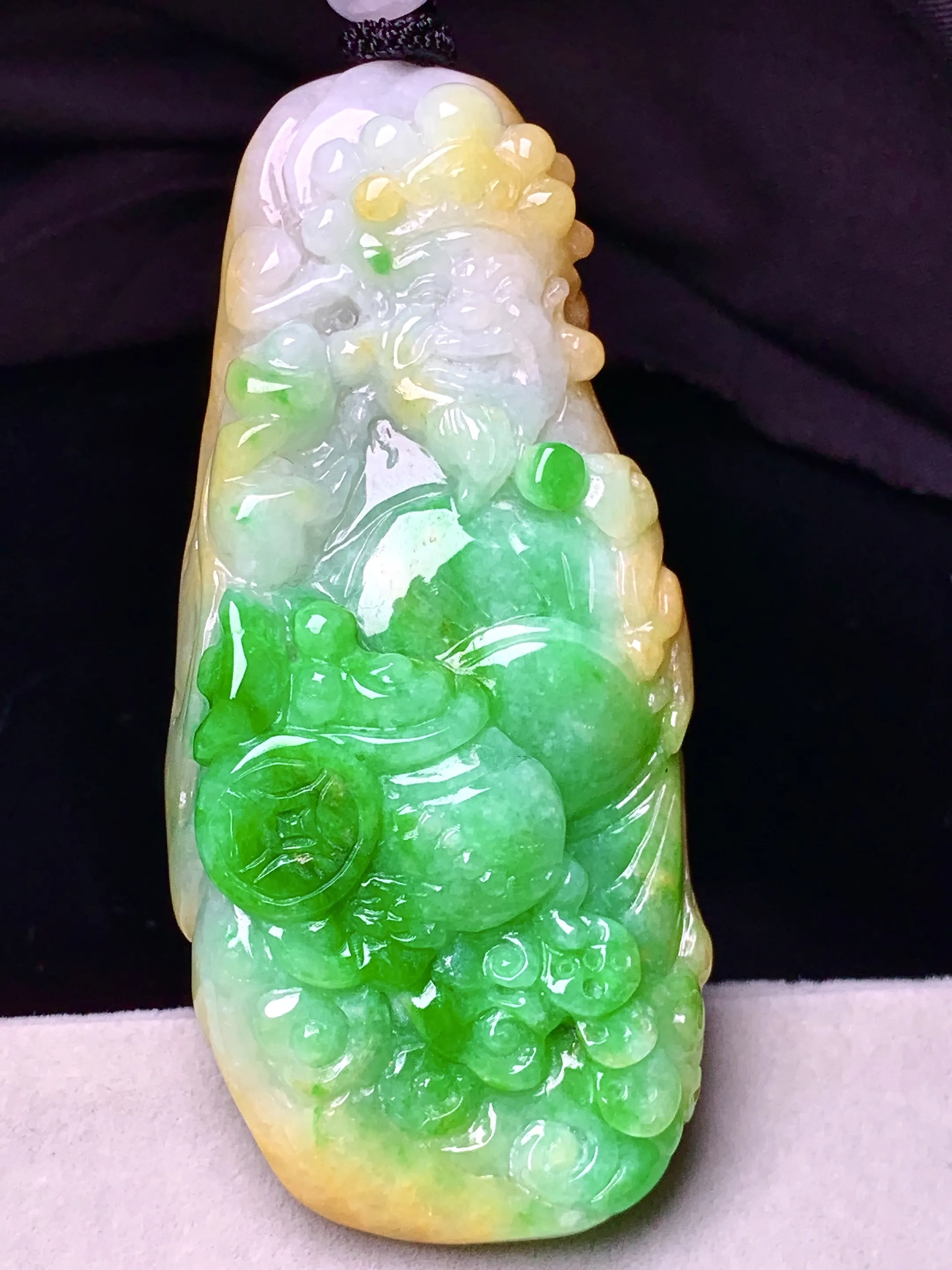 飘黄绿财神吊坠 玉质细腻 色泽艳丽清新 整体尺寸66.5*29.8*15.5