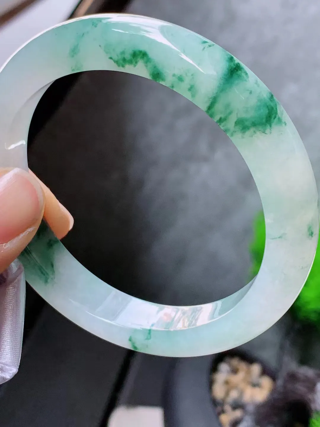 【翡翠名称】老种冰飘花59.5正圈口手镯
【翡翠尺寸】59-60适合正圈口佩戴
【翡翠描述】宝贝种老水足，玉质细腻，色泽靓丽，性价比高，佩戴效果好！
【其它赠送】权威证书/精美挂绳盒子/支持全国复检