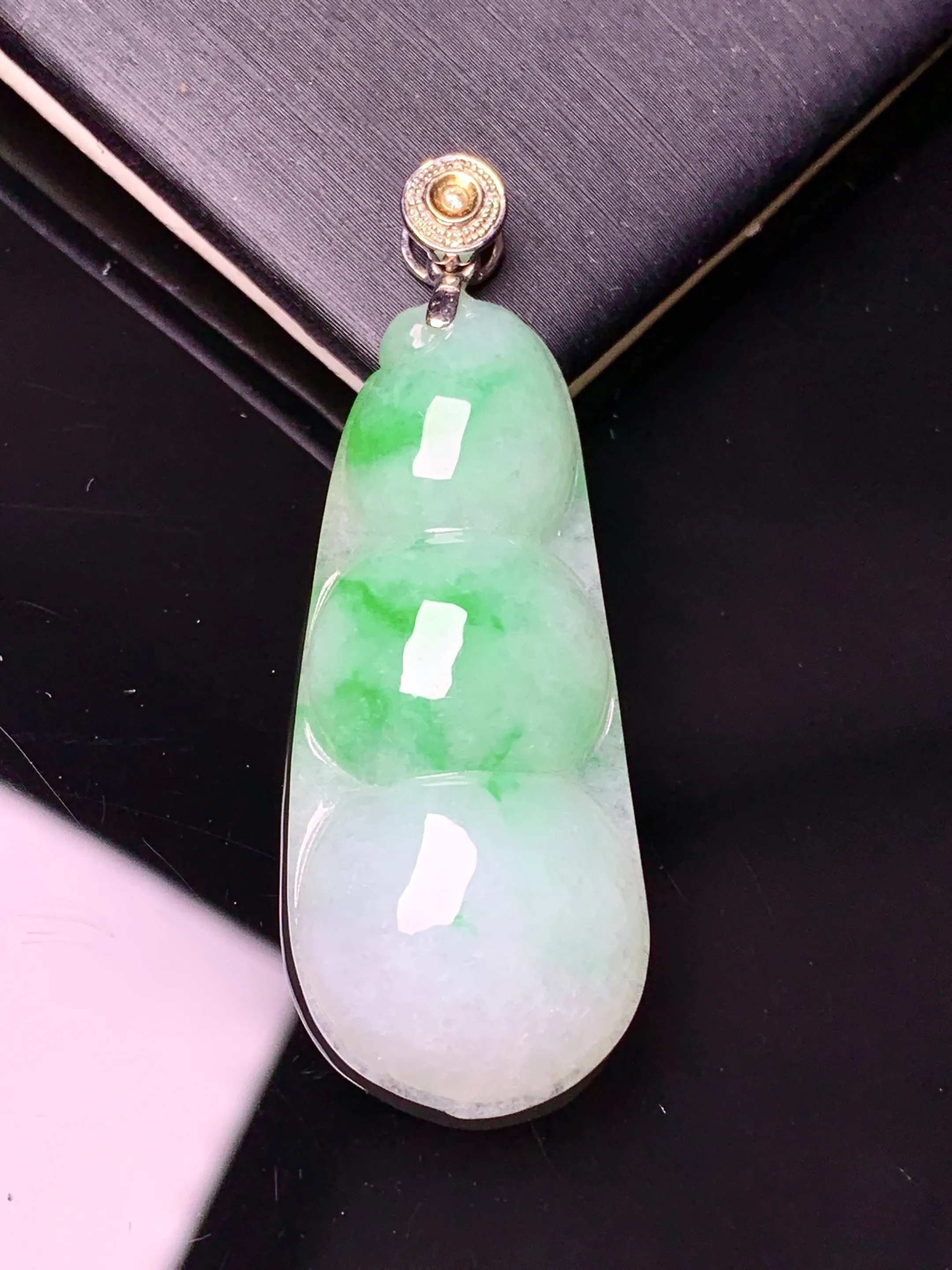 18k金镶嵌飘绿四季豆吊坠 玉质细腻 色泽艳丽清新 整体尺寸46.5*16.87