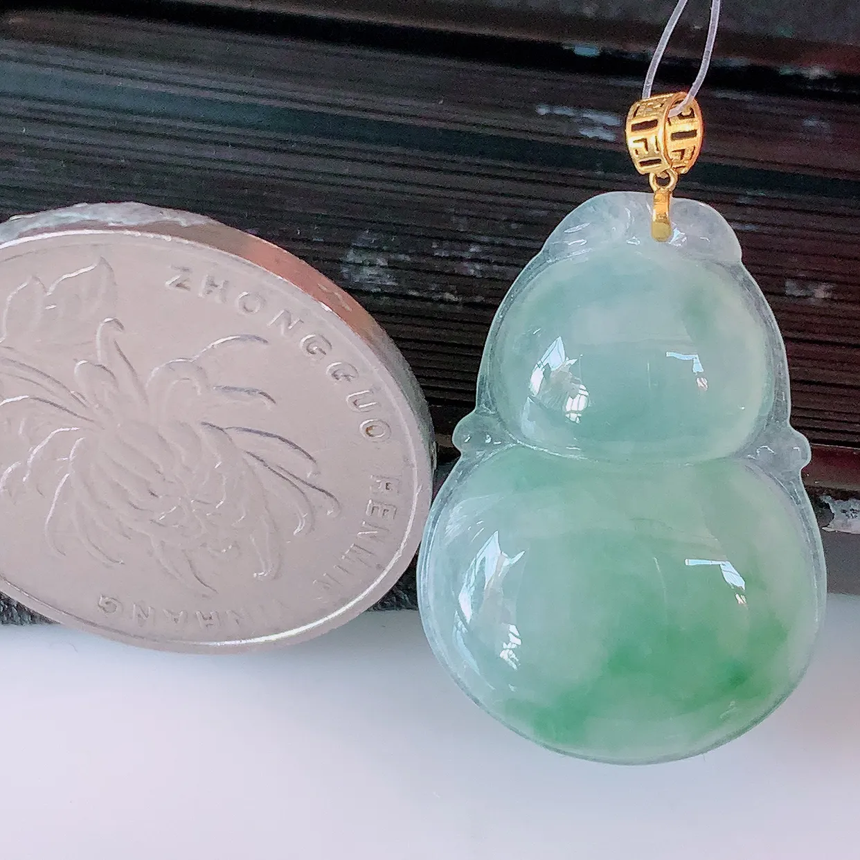 18K金镶嵌冰种飘花翡翠葫芦吊坠，葫芦寓意福禄双全，财源滚滚，品佳品，佩戴效果优雅迷人！#49.7