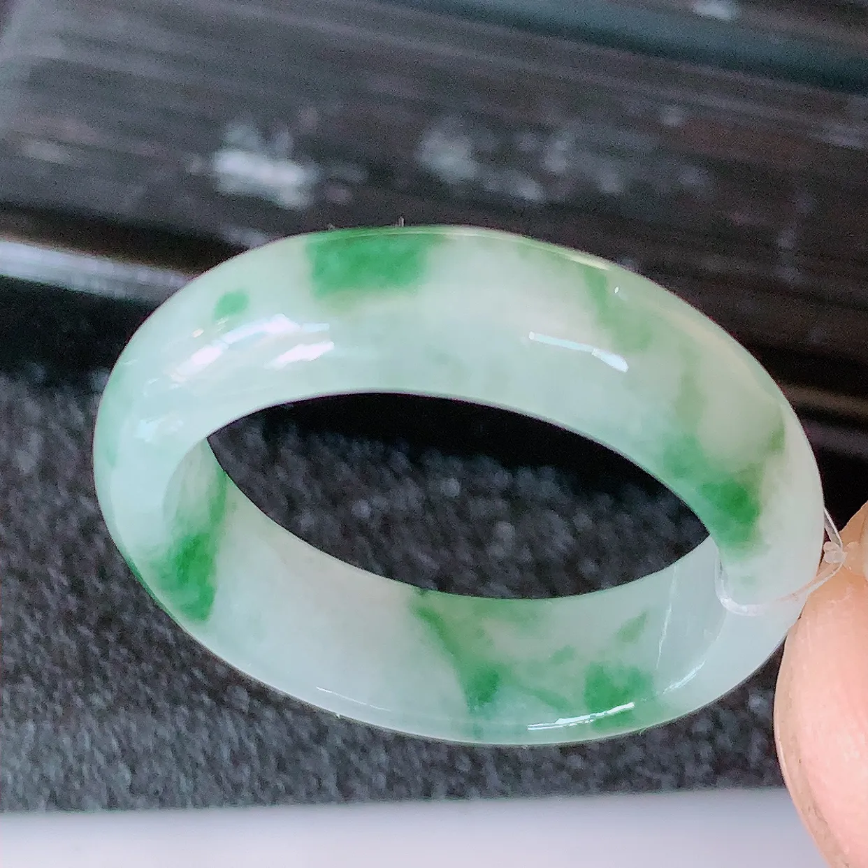 自然光实拍，18.2mm内径冰飘花翡翠指环，玉戒指，玉质莹润，好精美好冰润的指环，17圈口，上手纤巧！#49.7尺寸18.2-5.6-2.8