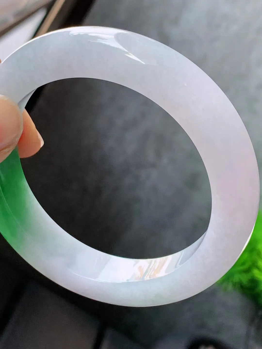 【翡翠名称】老种冰飘绿57.8正圈口手镯
【翡翠尺寸】57.8/13.3/10.2适合正圈口佩戴
【翡翠描述】宝贝种老水足，玉质细腻，色泽靓丽，性价比高，佩戴效果好！
【其它赠送】权威证书/精美挂绳盒子/支持全国复检