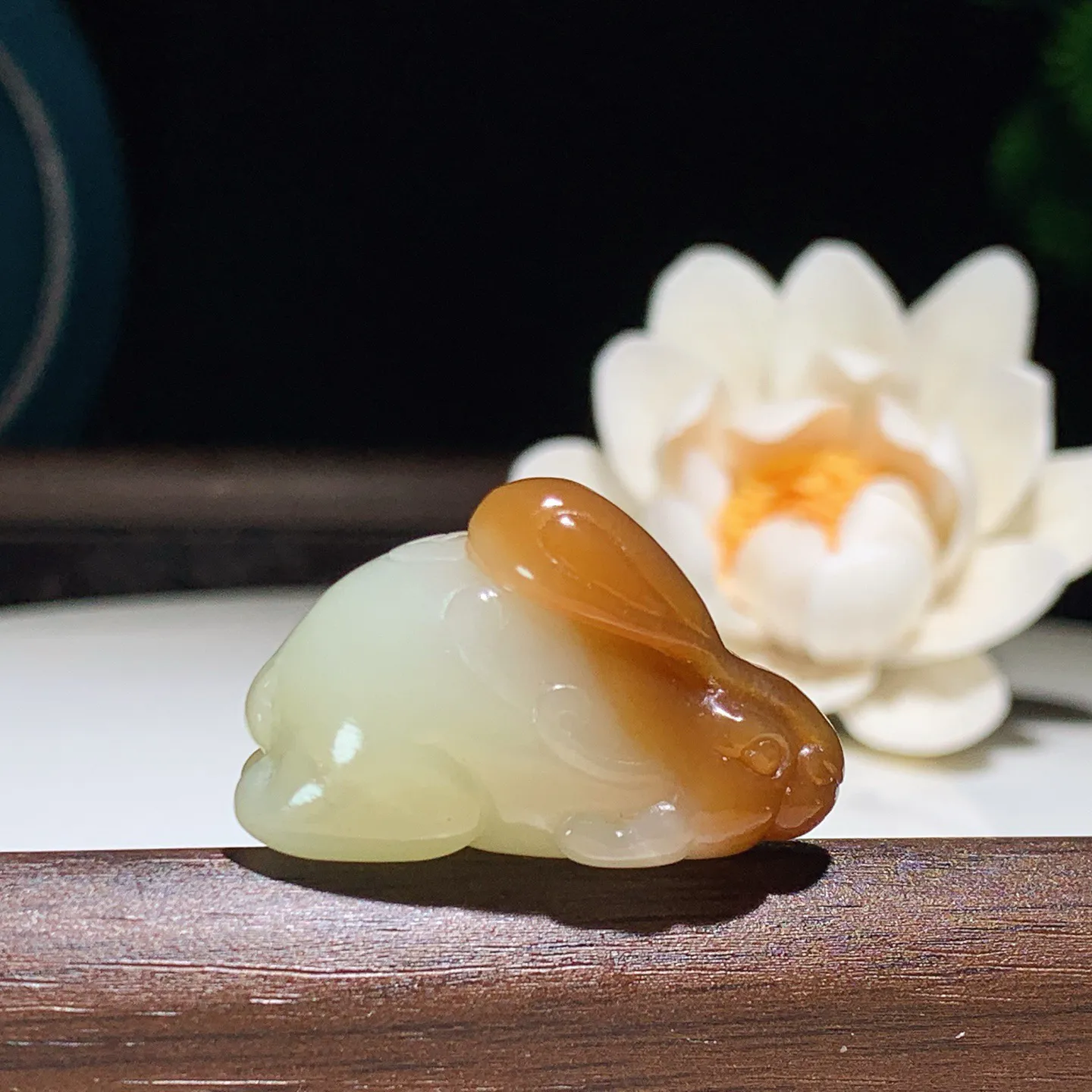 新疆和田玉且末糖前途无量兔子挂件。尺寸32/14/20重13.4克。玉质细腻油润。手推出油。佩戴高端