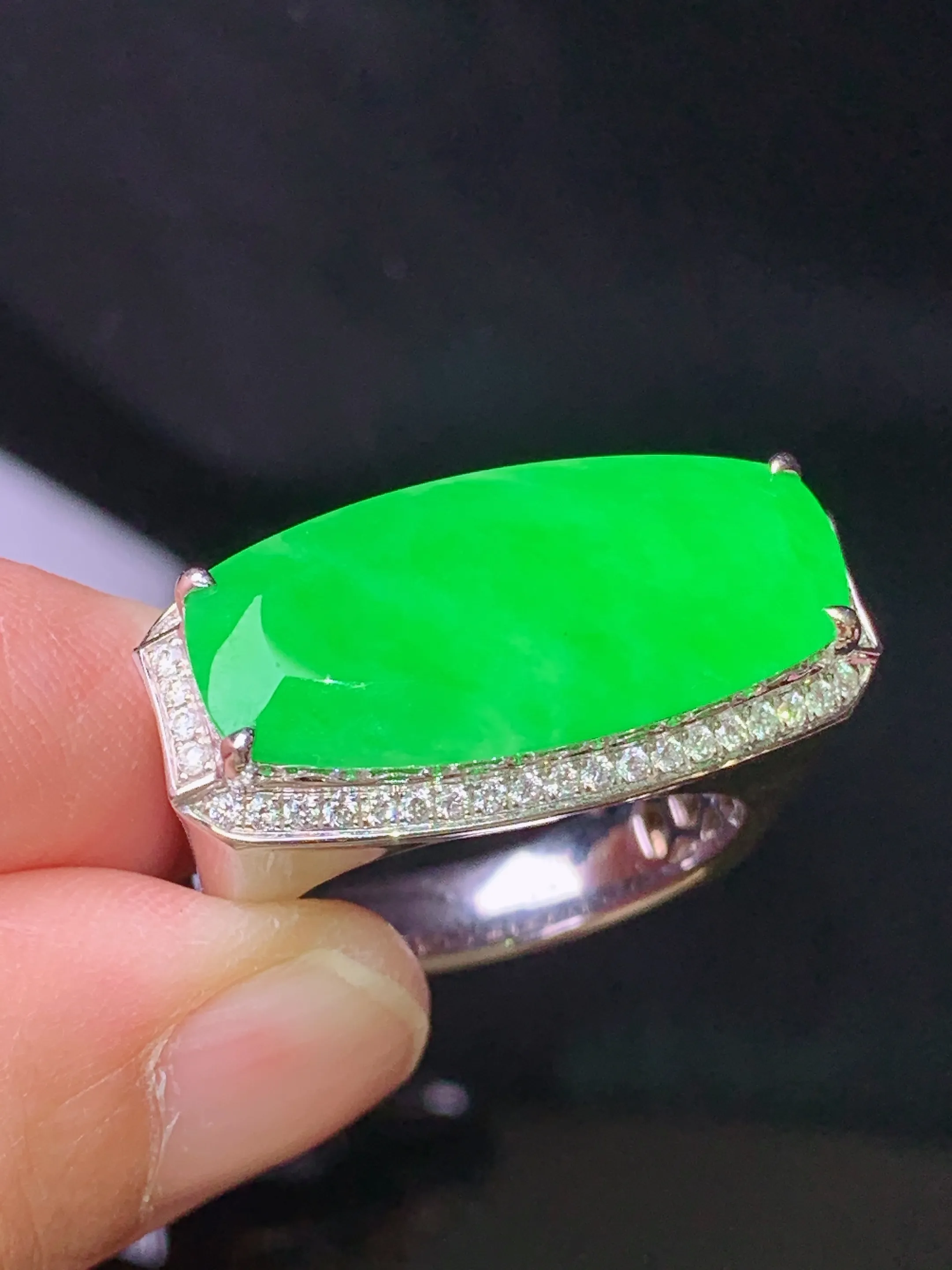 18k金钻镶嵌满绿马鞍戒指 玉质细腻 色泽艳丽清新 圈口20.5 裸石尺寸11*23.2*2.6