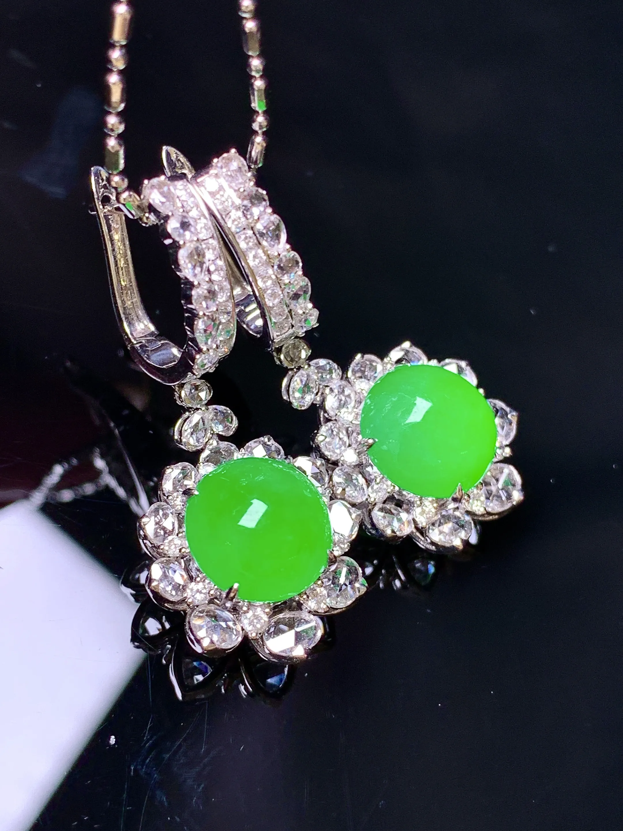 18k金钻镶嵌满绿蛋面耳坠 玉质细腻 色泽艳丽清新 整体尺寸34.3*14.3*11