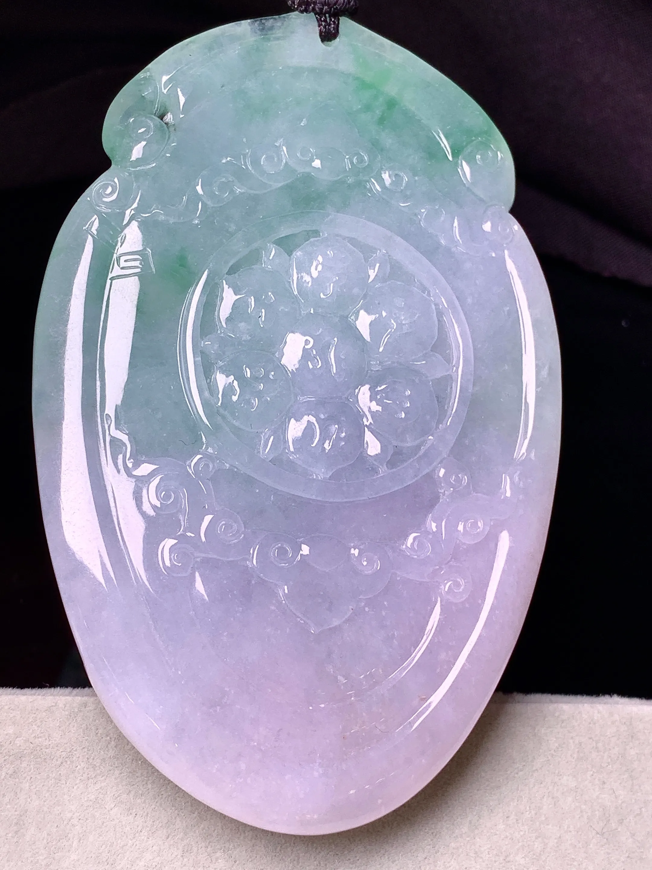 飘绿千手观音吊坠 玉质细腻 色泽艳丽清新 整体尺寸71.2*47*11.2