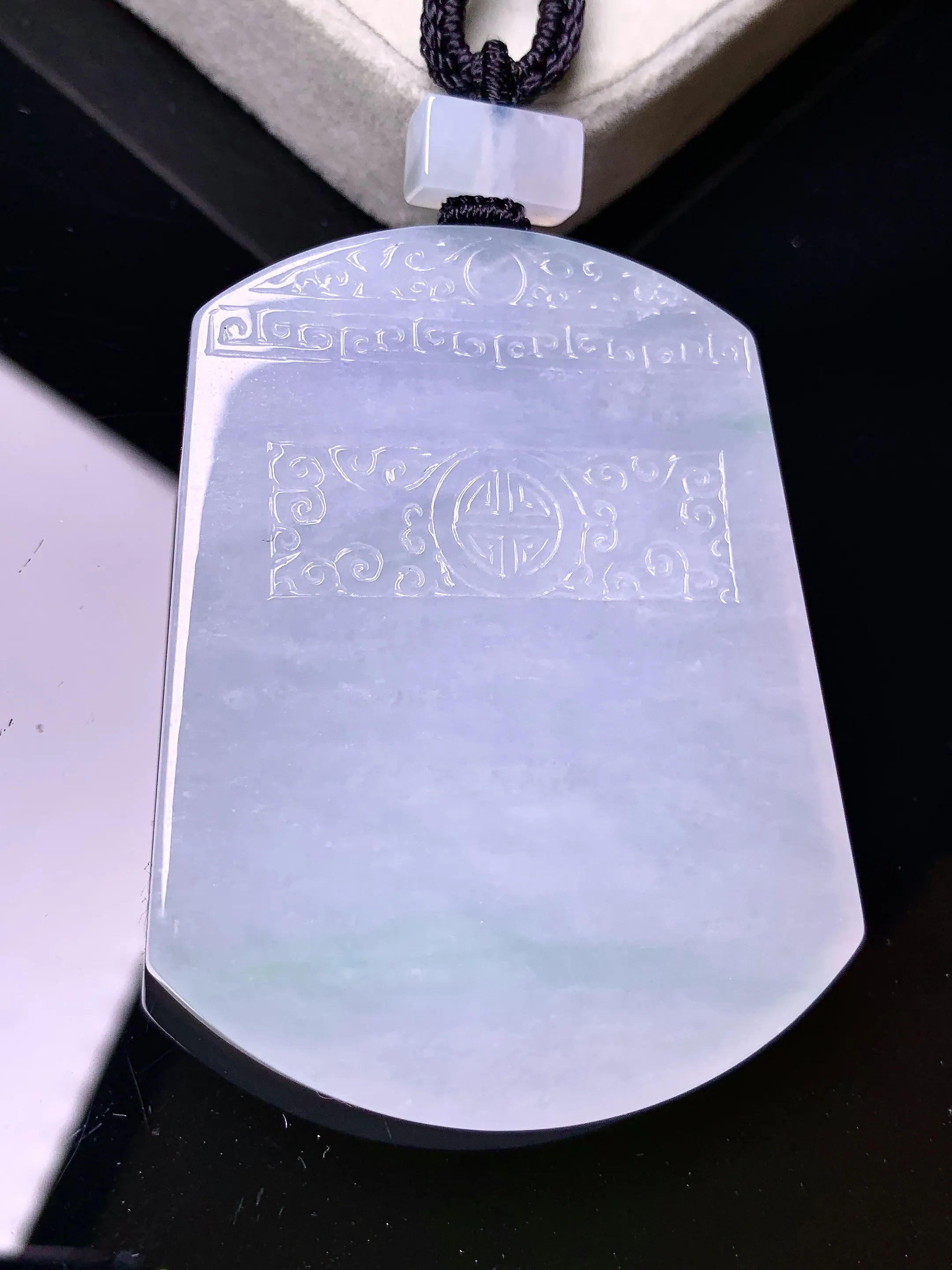 冰种无事牌吊坠 玉质细腻 色泽艳丽清新 整体尺寸55.8*42.7*5.5