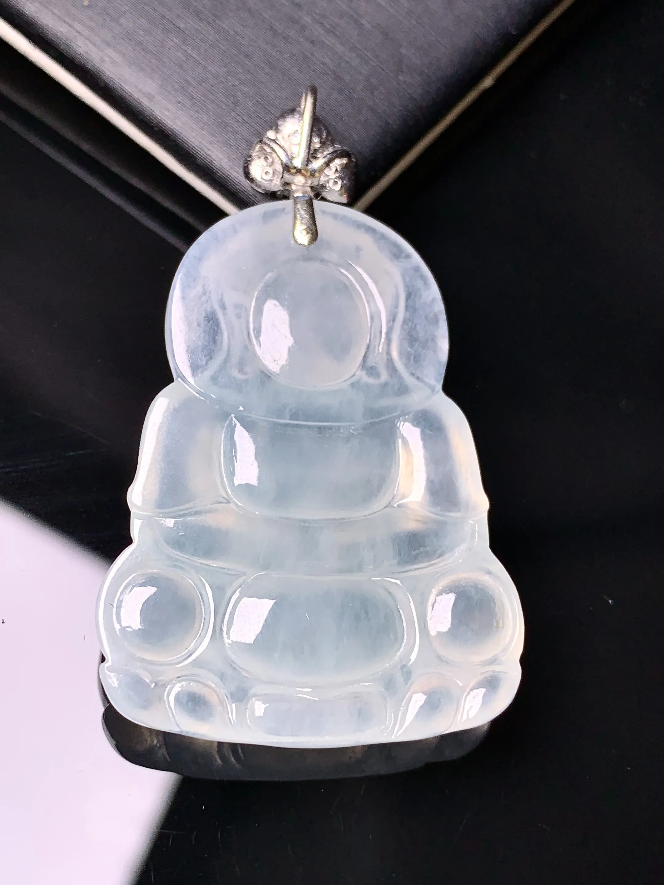 18k金镶嵌冰种观音菩萨吊坠 玉质细腻 色泽艳丽清新 整体尺寸43.8*26*5.6