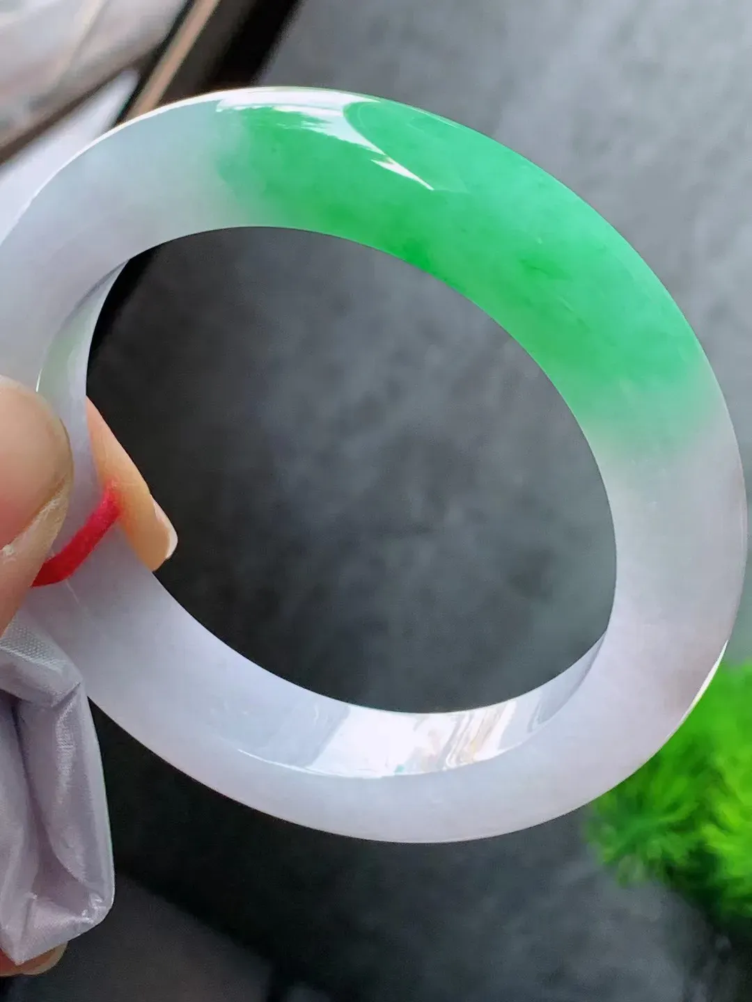 【翡翠名称】老种冰飘绿57.8正圈口手镯
【翡翠尺寸】57.8/13.3/10.2适合正圈口佩戴
【翡翠描述】宝贝种老水足，玉质细腻，色泽靓丽，性价比高，佩戴效果好！
【其它赠送】权威证书/精美挂绳盒子/支持全国复检