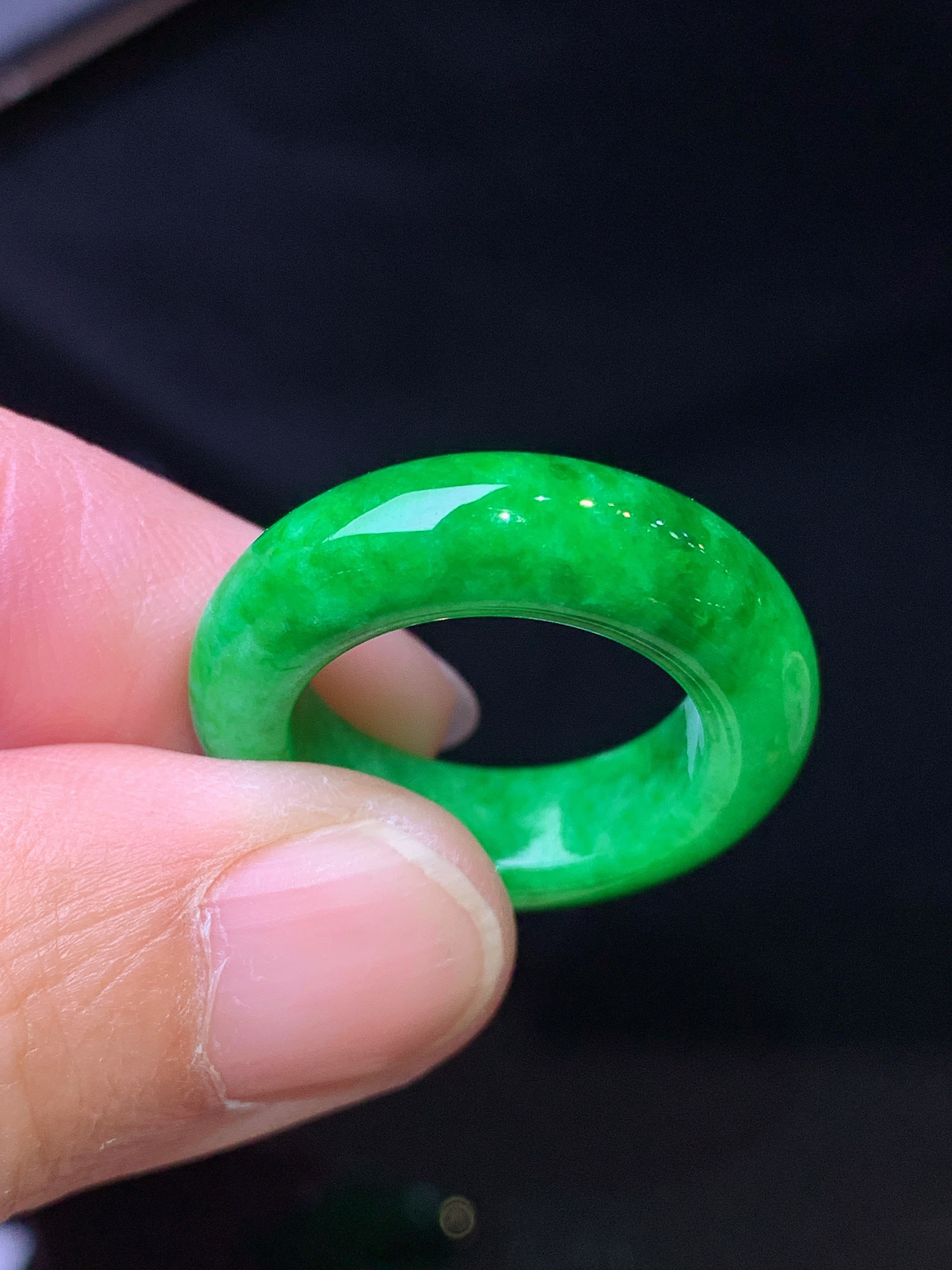 满绿指环 玉质细腻 色泽艳丽清新 整体尺寸25.2*6.2*4.6圈口12