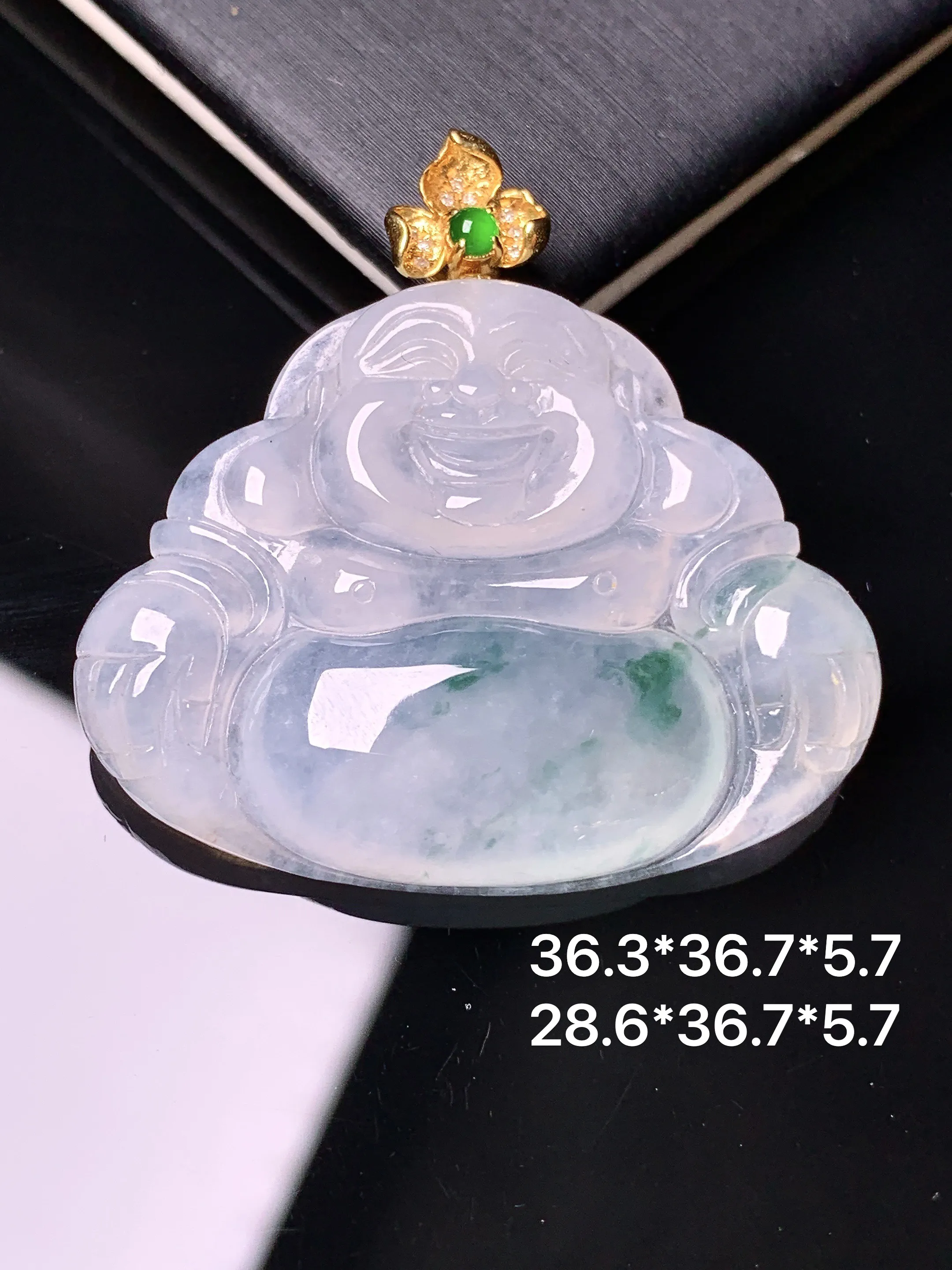 18k金镶嵌飘绿佛公吊坠 玉质细腻 色泽艳丽清新 整体尺寸36.3*36.7*5.7