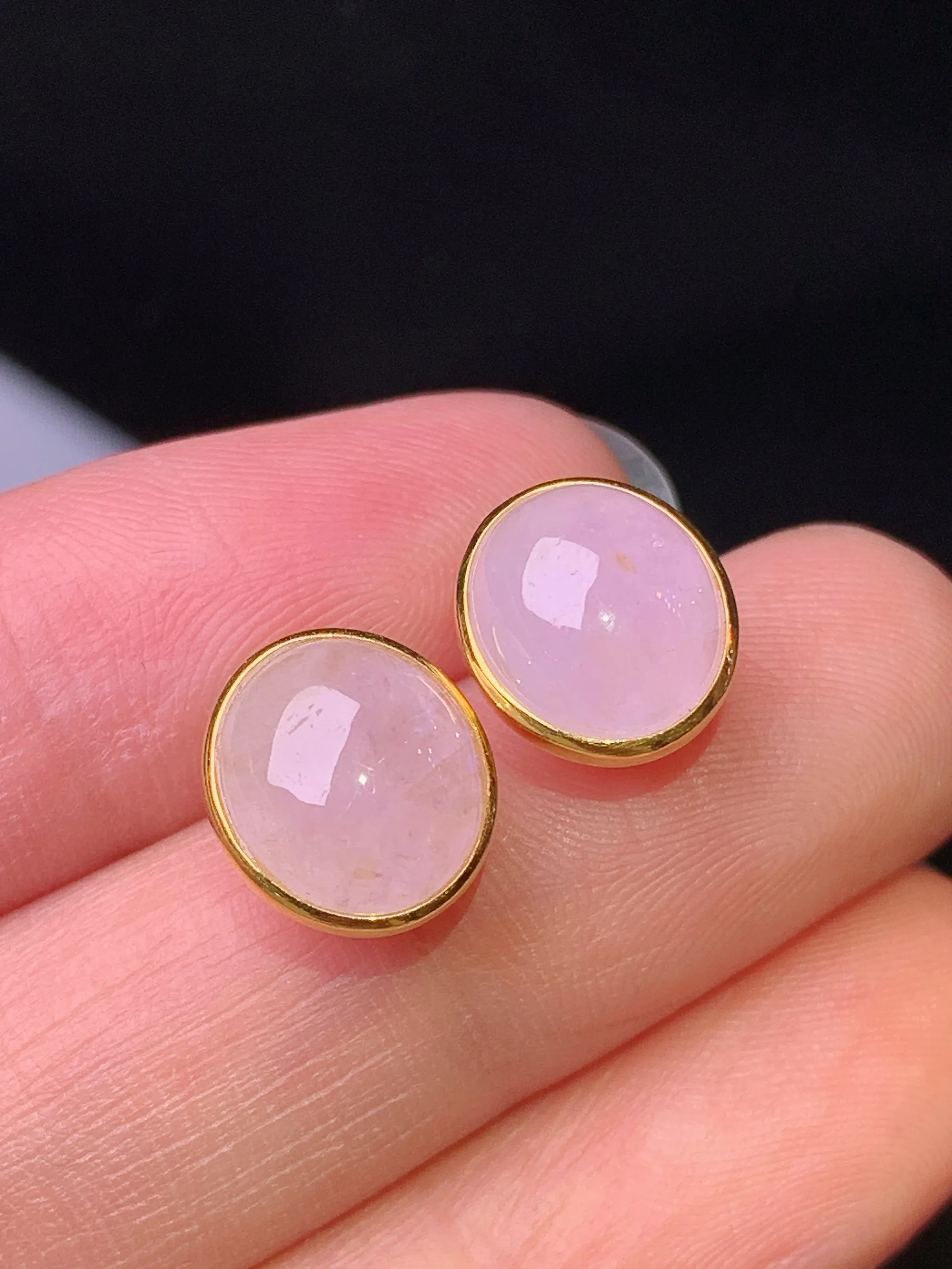 18k金镶嵌淡紫罗兰蛋面耳钉 玉质细腻 色泽艳丽清新 整体尺寸10*8*3