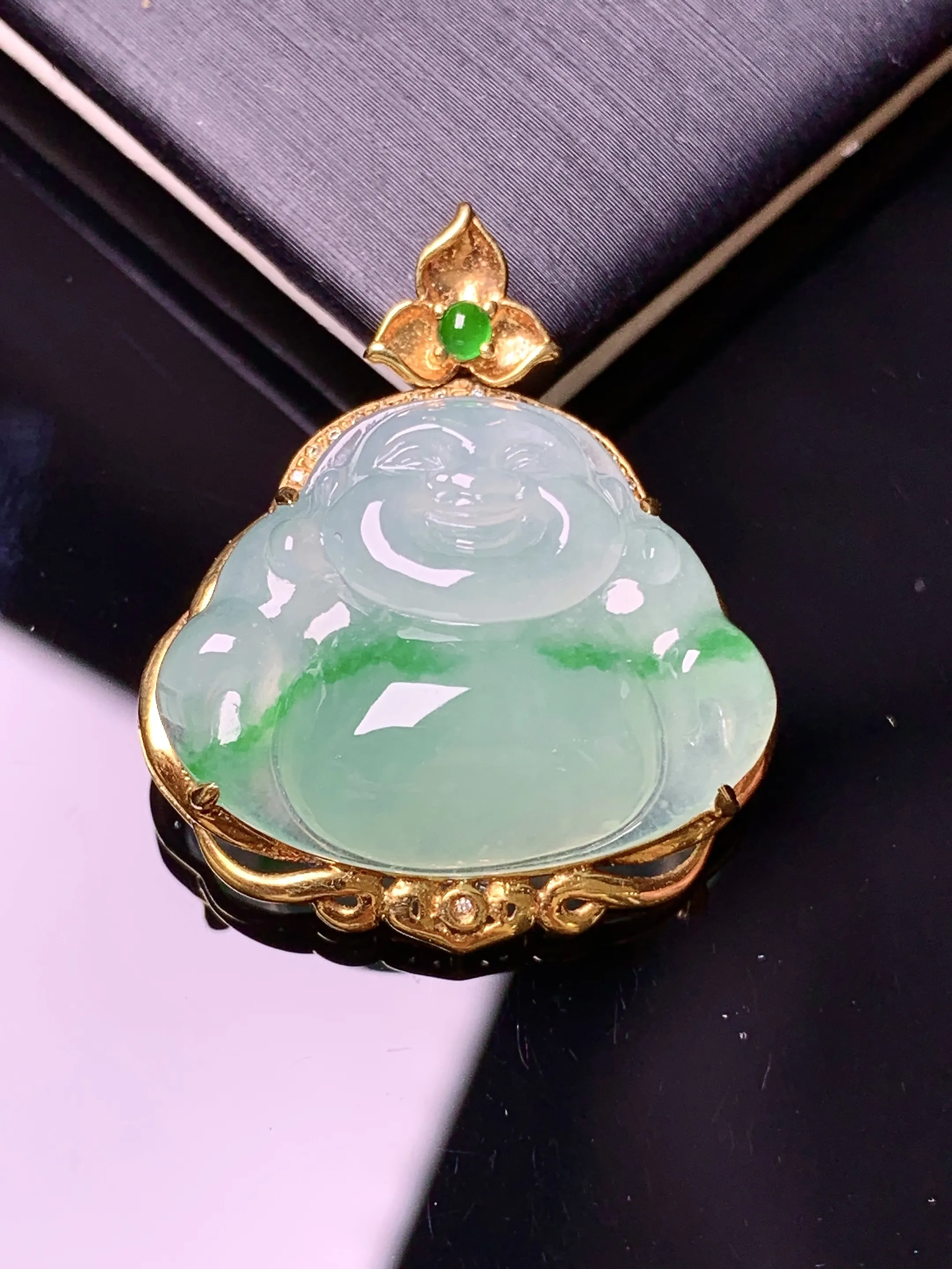18k金镶嵌飘绿佛公吊坠 玉质细腻 色泽艳丽清新 整体尺寸28.8*24.3*8.6