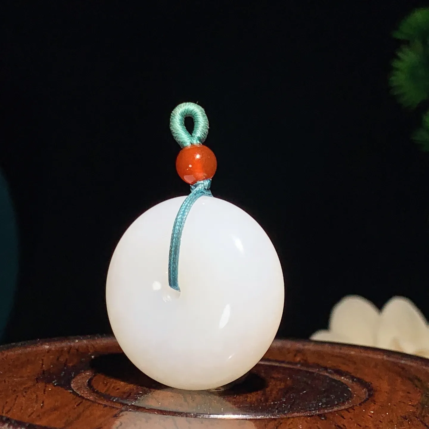 新疆和田玉羊脂白平安扣挂件。尺寸30/13重22克。玉质细腻油润。手推出油。佩戴高端典雅。lt250107