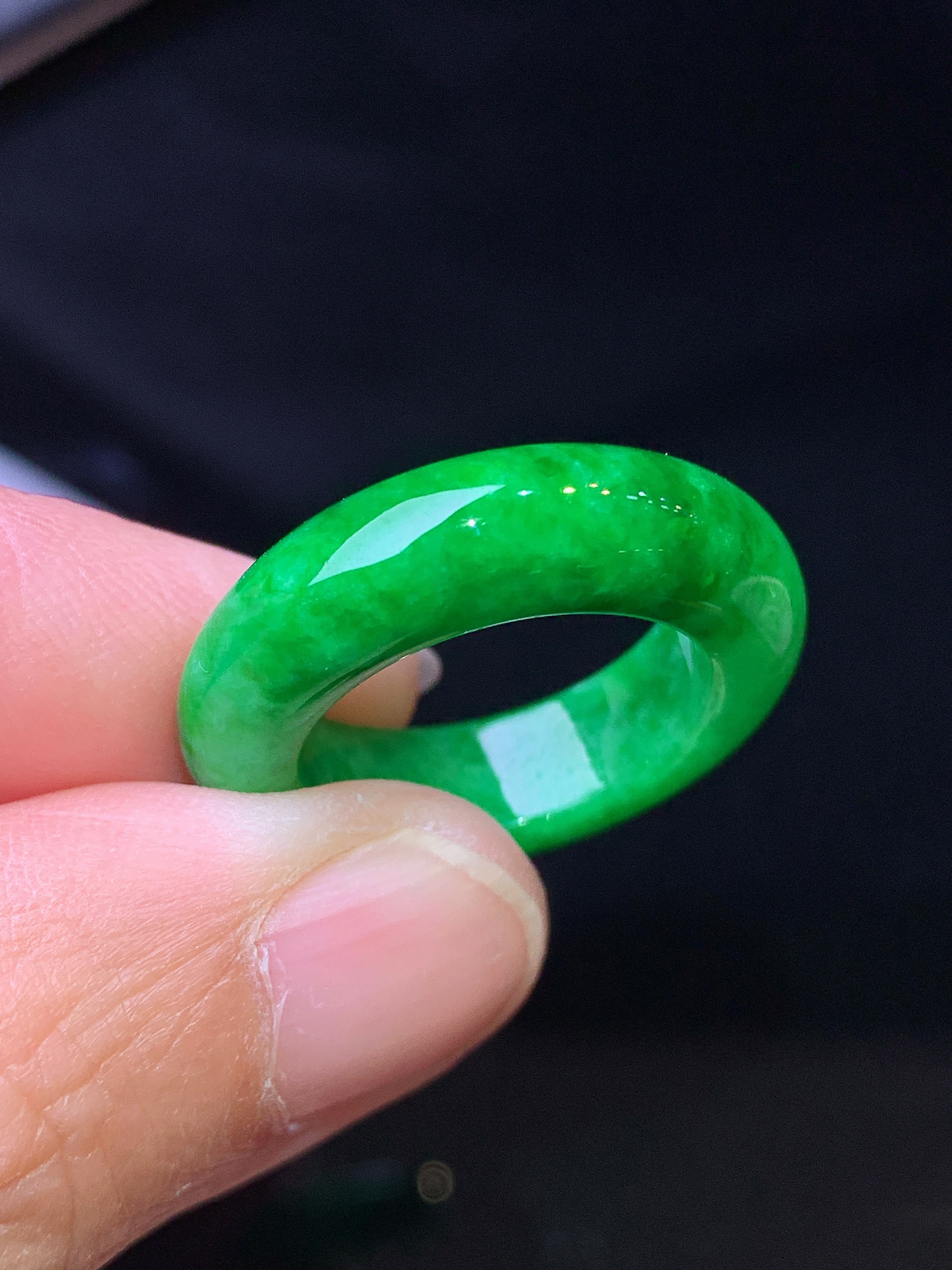 满绿指环 玉质细腻 色泽艳丽清新 整体尺寸25.2*6.2*4.6圈口12