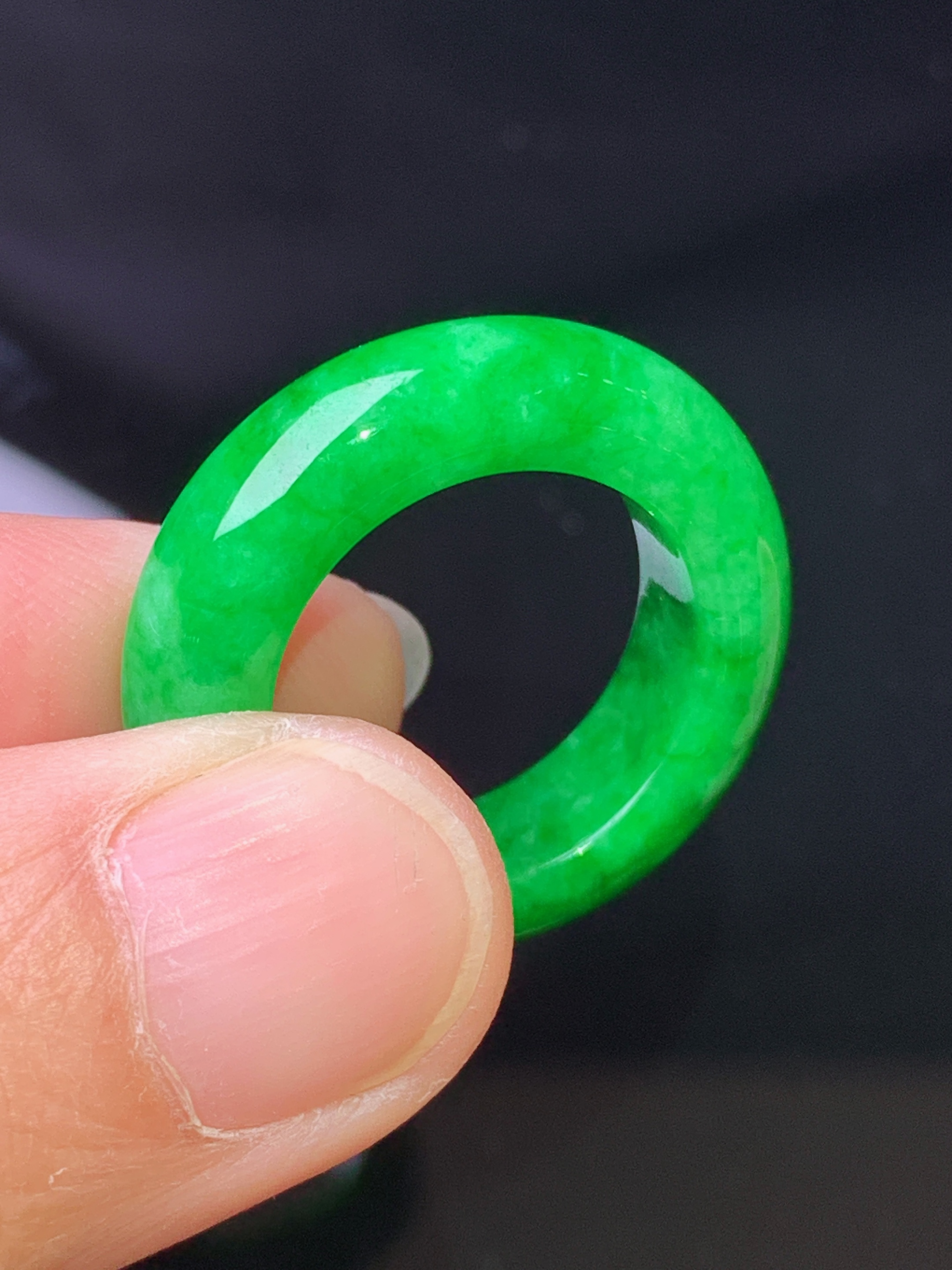 满绿指环 玉质细腻 色泽艳丽清新 整体尺寸25.2*6.2*4.6圈口12