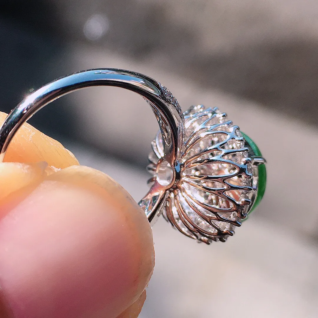 阳绿蛋面戒指，色泽均匀艳丽，玉质细腻，荧光感超
强，饱满圆润，尽显优雅气质，18k
金豪华镶嵌