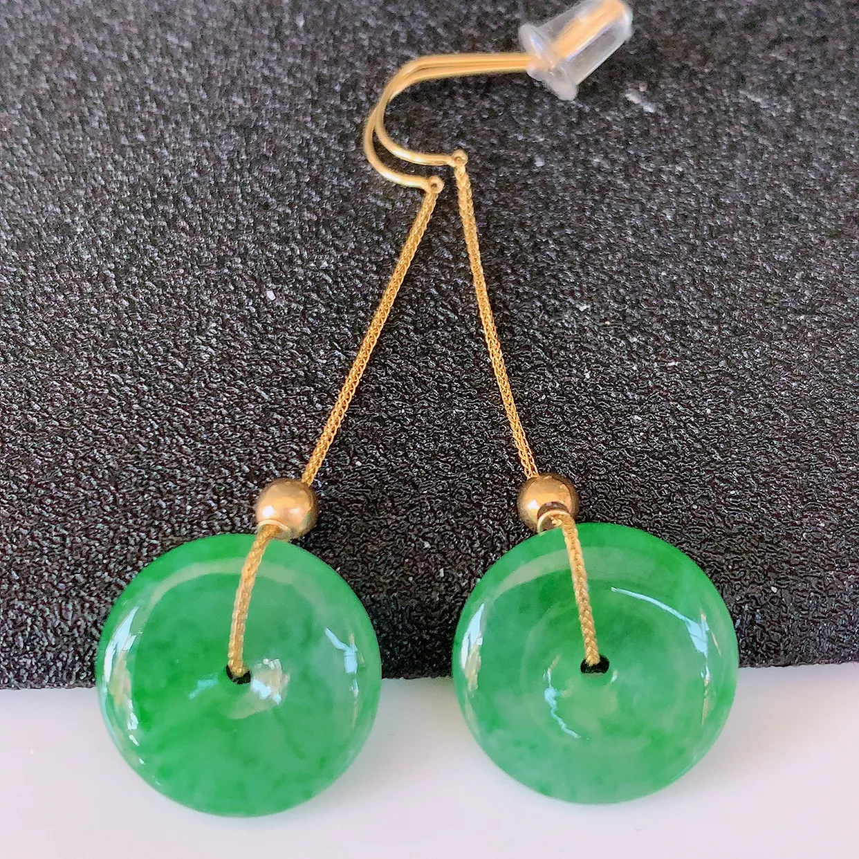 18k金镶嵌冰种飘绿翡翠平安扣耳坠，沁人心脾，耳坠佩戴效果大气出众，尽显气质。种水好，胶感足，颜相当漂亮，高性价比，值得入手品鉴！#41.7整体41裸石13-3.2