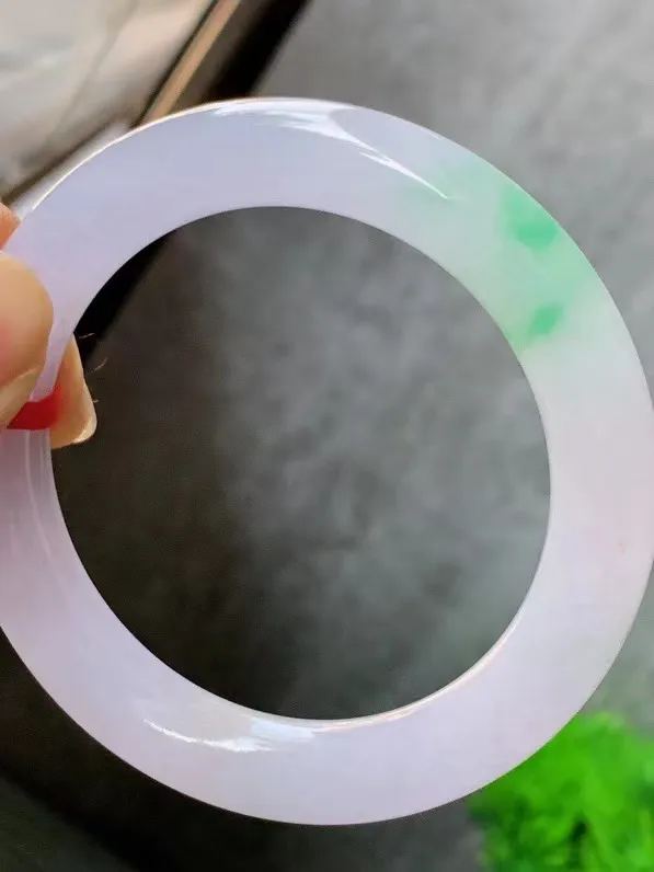 【翡翠名称】老种冰飘绿春彩54.3圈口圆条手镯
【翡翠尺寸】适合55-56正圈口佩戴
【翡翠描述】宝贝种老水足，玉质细腻，色泽靓丽，性价比高，佩戴效果好！
【其它赠送】权威证书/精美挂绳盒子/支持全国复检